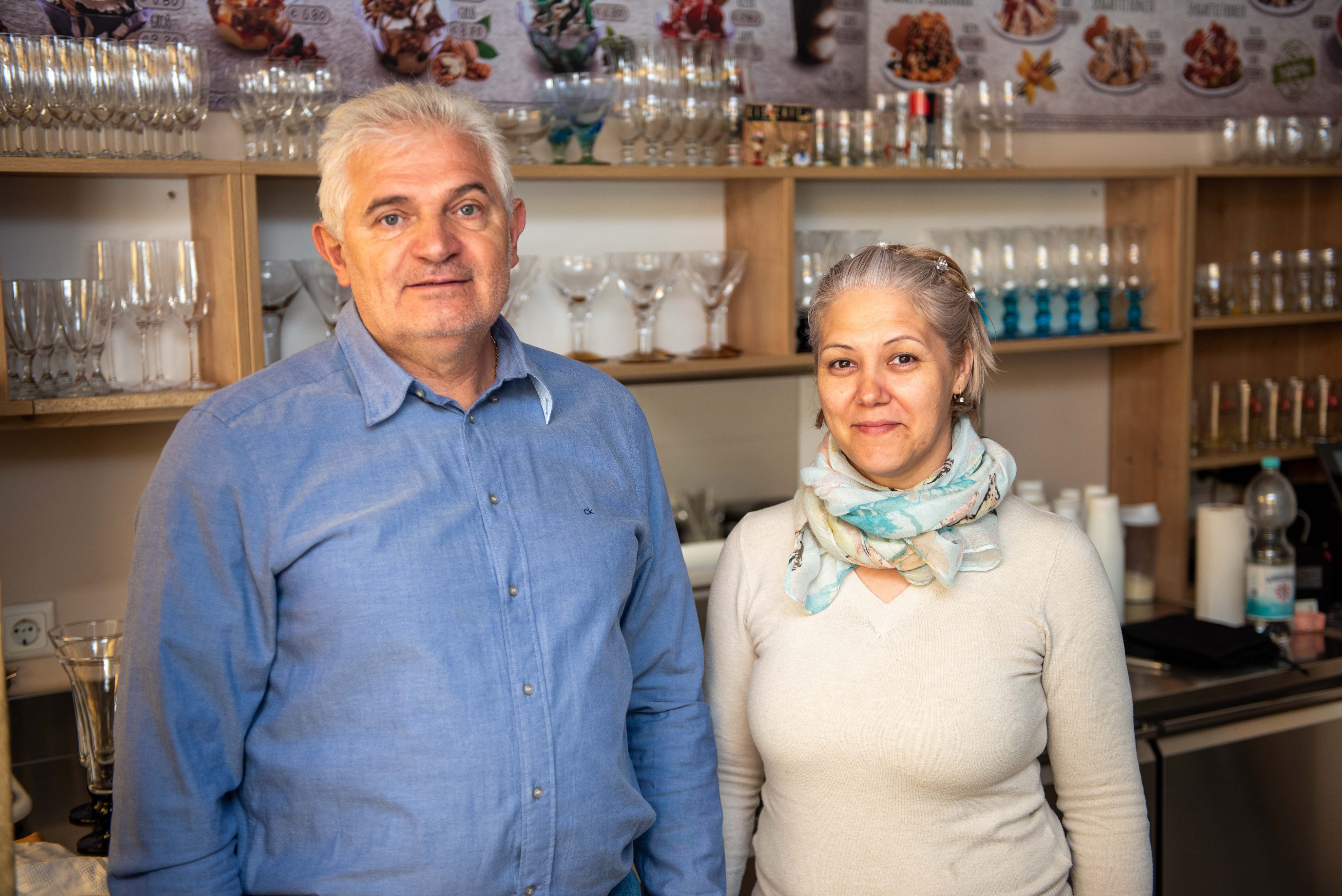 Guiseppe „Peppe“ Cortazzo (l.) mit einer Angestellten. von Nils Dinkel