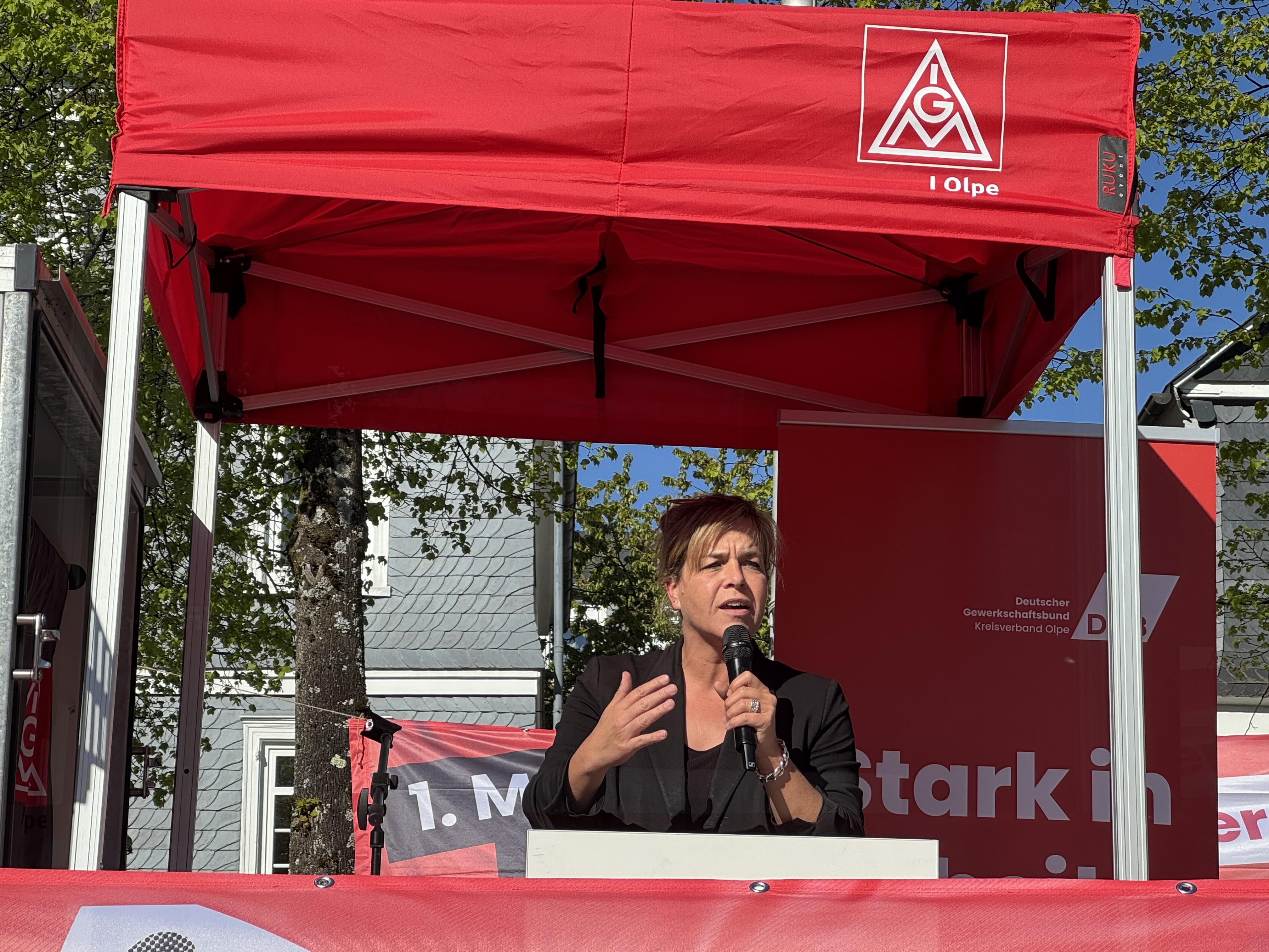 NRW-Wirtschaftsministerin Mona Neubaur beim DGB Arbeitnehmer-Empfang von Catriona Rath