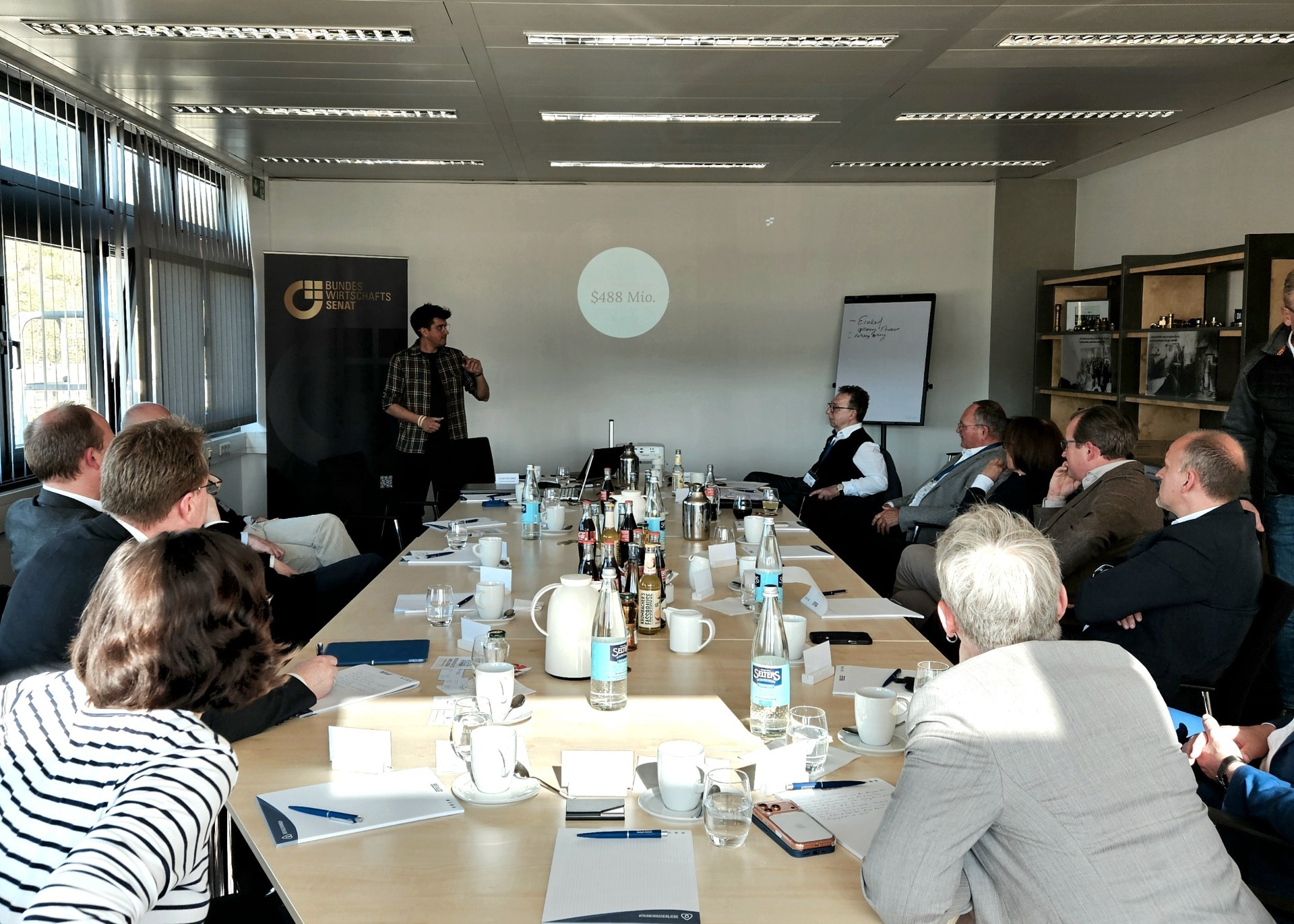 Rund zehn mittelständische Unternehmen aus dem Sauerland diskutierten bei BEULCO über Nutzen, Herausforderungen und kulturelle Folgen des KI-Einsatzes. von privat