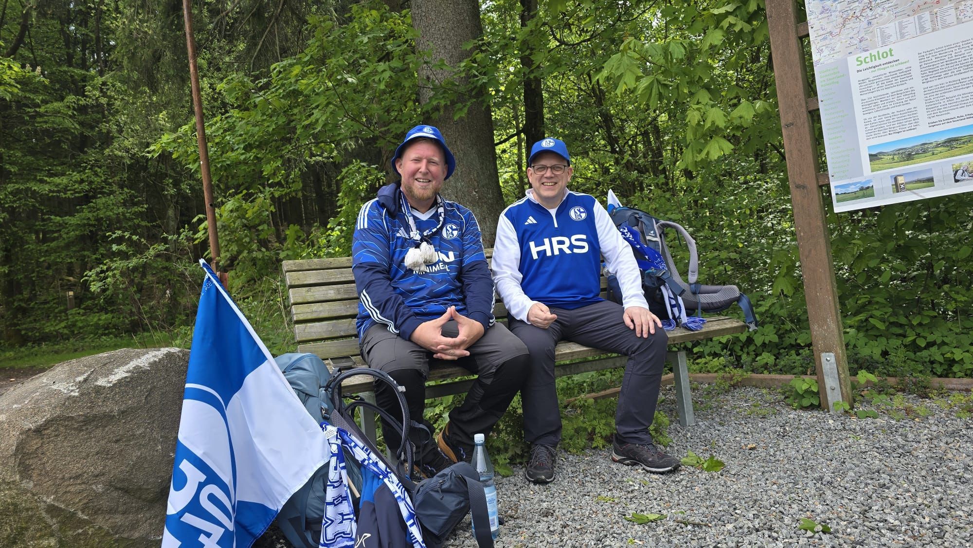 Strahlende Gesichter bei der Pause. Justin Besting (l.) und Ingo Hork genießen die Auszeit. von privat