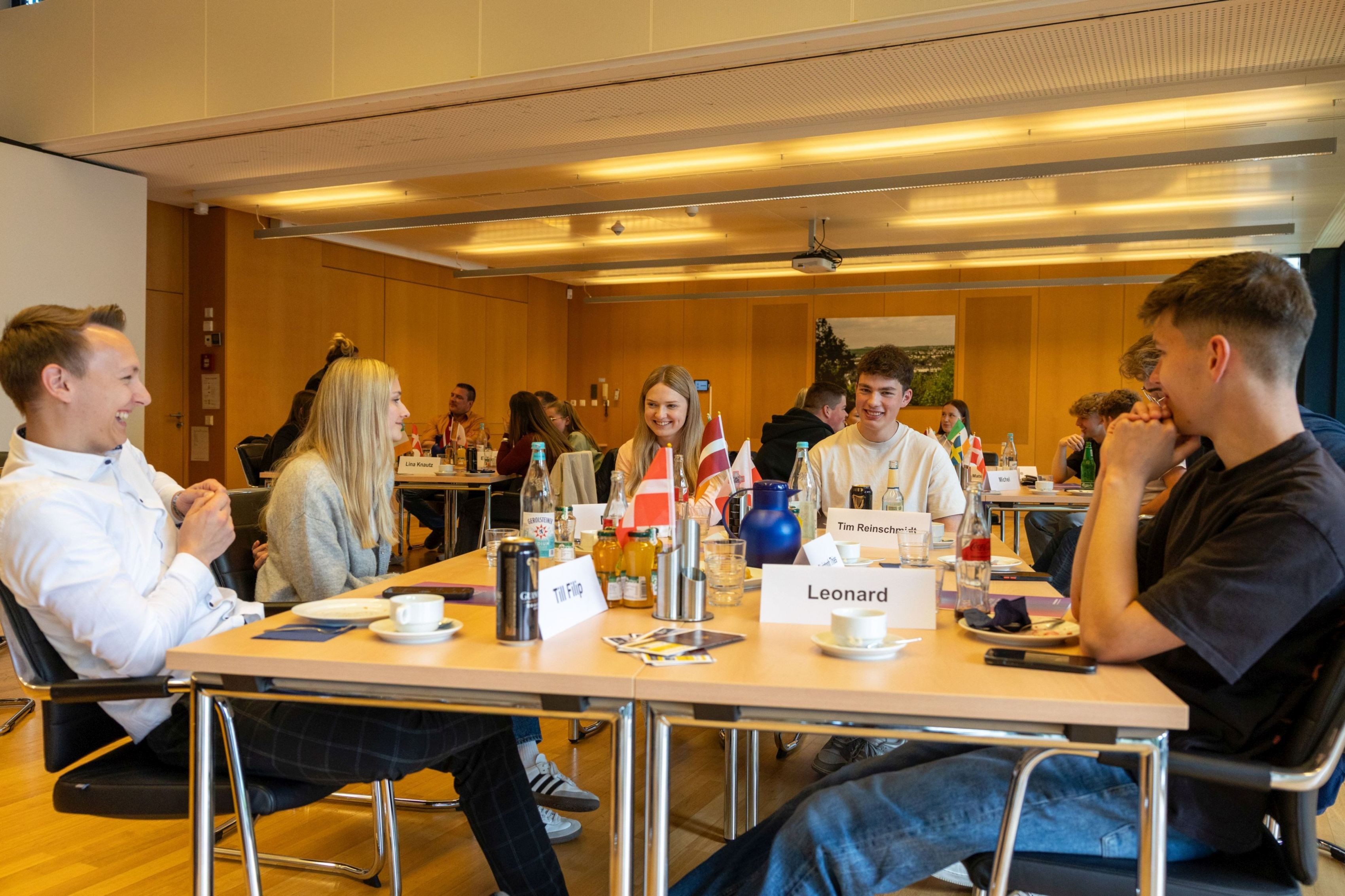 27 Auszubildende aus Südwestfalen haben jetzt in der IHK Siegen den Europass Mobilität, das international anerkannte Zertifikat in der beruflichen Bildung, erhalten. von IHK Siegen/Kai Osthoff