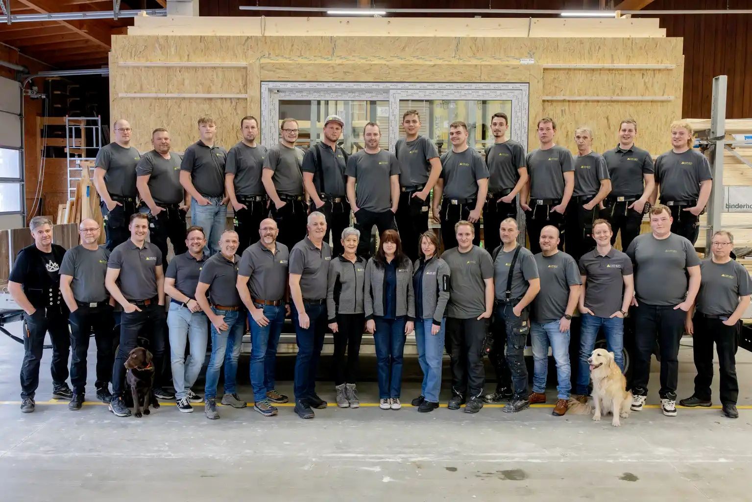 Das Team von Häner Zimmerei und Hausbau ist ein starker Partner für den Holzhausbau. von Katharina Hein