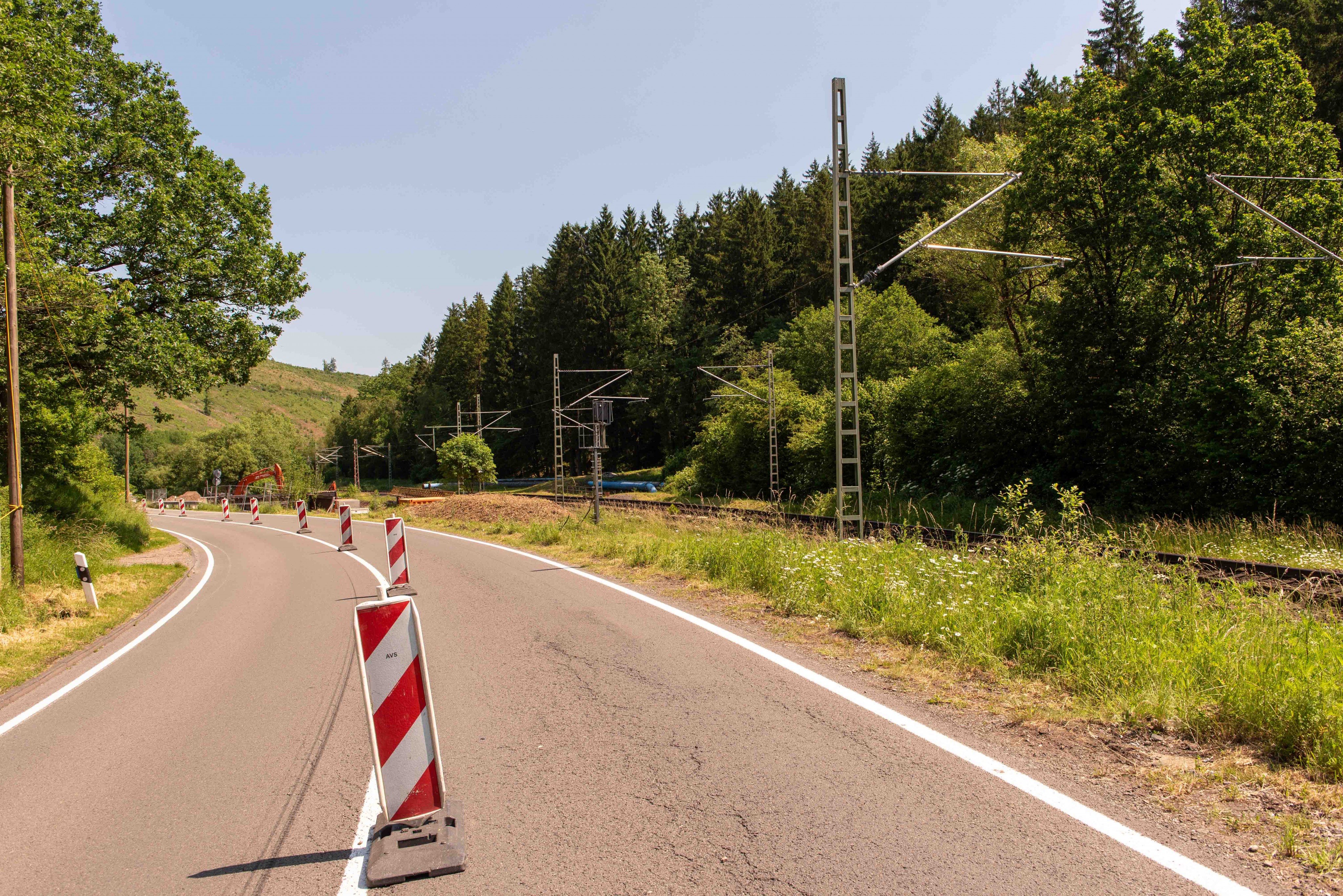 Die B 517 im Bereich Heidschott ist vollgesperrt, ebenso wie die parallel verlaufende Bahnstrecke – mit massiven Auswirkungen für jene, die sonst Bus und Bahn nutzen. von Nils Dinkel
