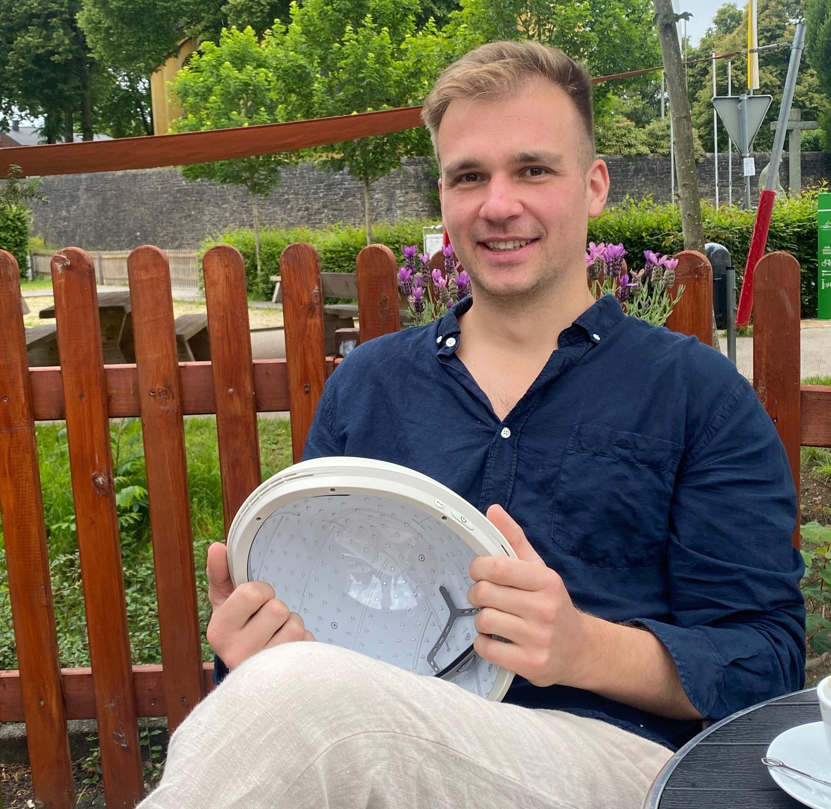 Marvin Schönauer beschäftigt sich beruflich mit der Weiterentwicklung eines Helms für Infrarotlicht-Therapie. von Lorena Klein