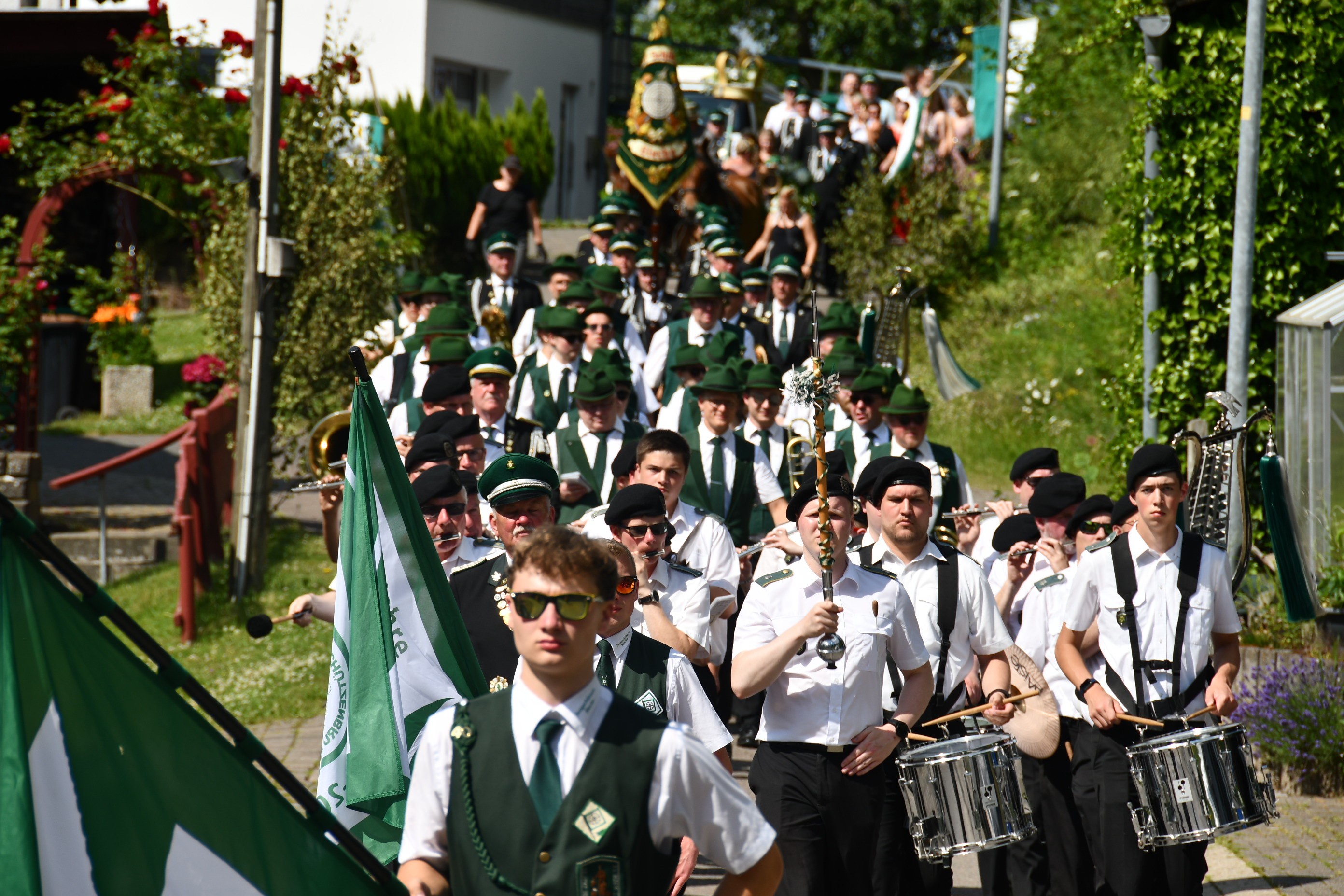 Der Festzug in Bleche (Foto von 2025) wird vom Deutschen Roten Kreuz begleitet. von Nicole Voss