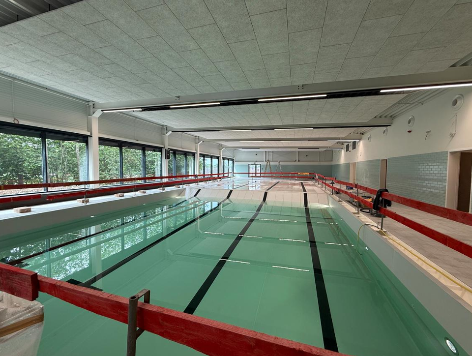 Baufortschritt am Schwimmbecken (Stand 17. Juni): Ab Oktober können Schwimmbegeisterte hier ihre Bahnen ziehen. von Gemeinde Wenden (Sitzungsvorlage)
