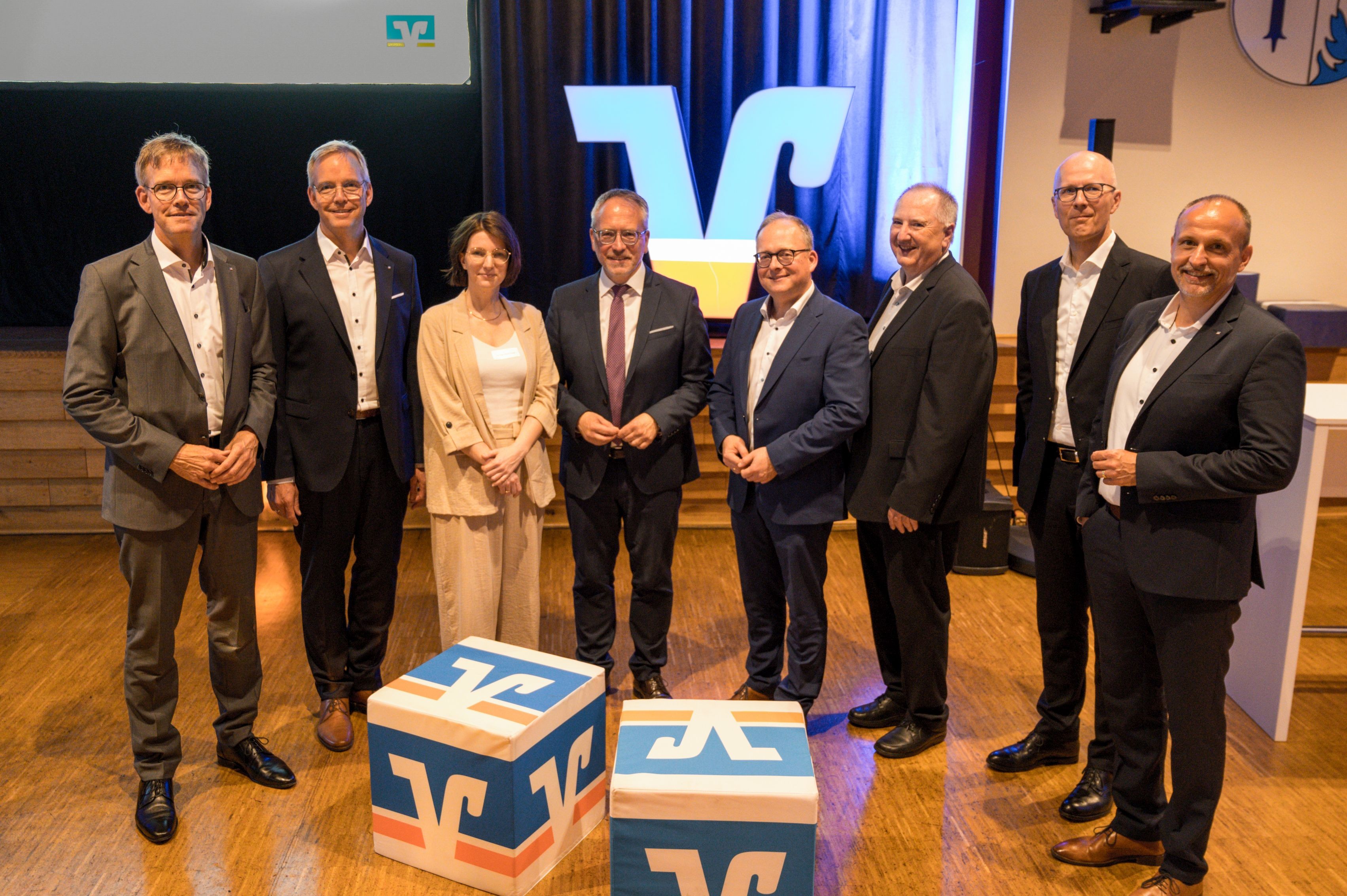 Neu im Aufsichtsrat: Dr. Inga-Maria Haase (3. v.l.) und Ingomar Schennen (4. v.r.) mit dem Vorstand der Volksbank Sauerland (v.l. Michael und Bernd Griese, Aufsichtsratsvorsitzender Prof. Dr. Volker Verch, Michael Reitz, Andreas Ermecke und Dr. Florian Müller. von Volksbank Sauerland