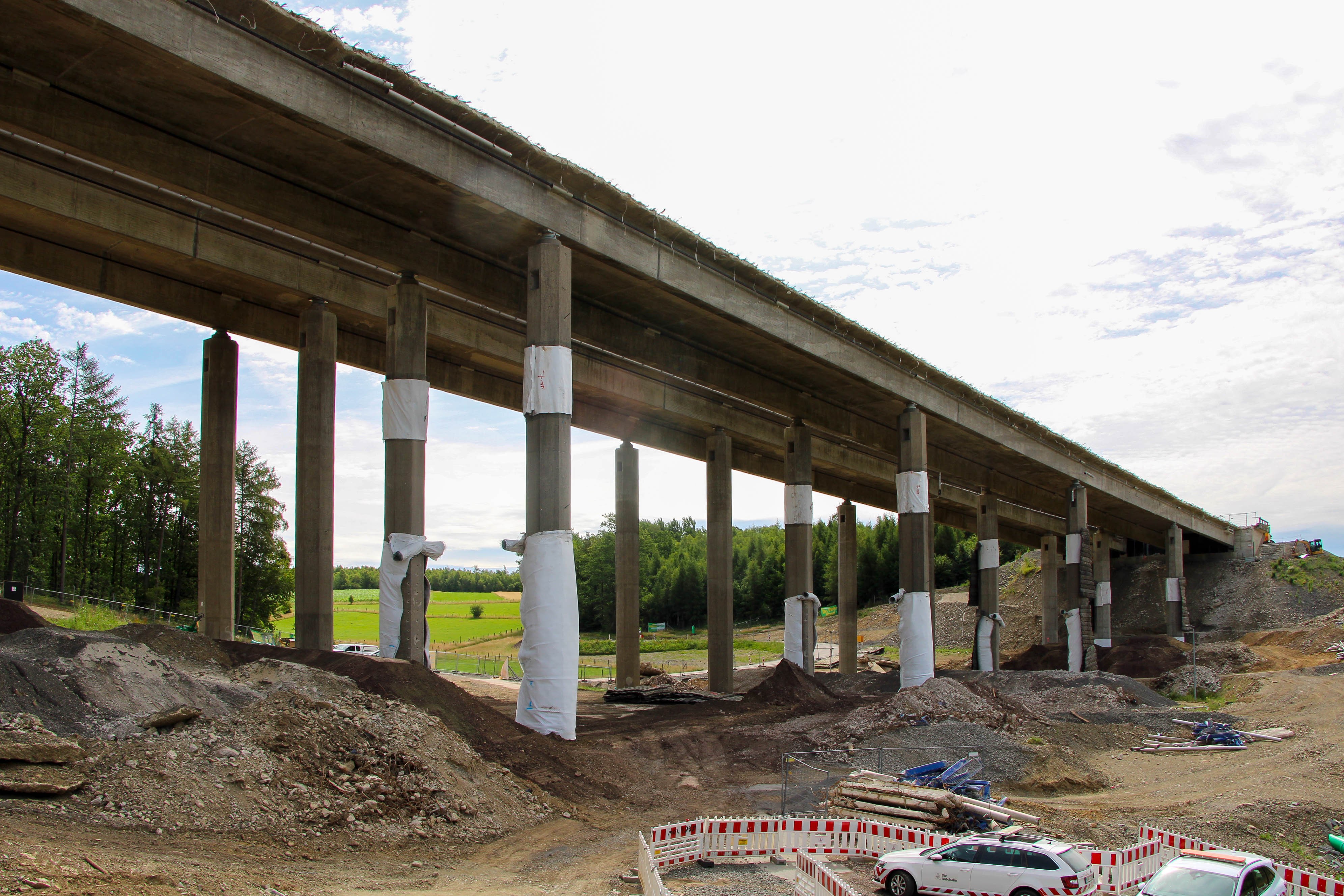 An der A 45-Talbrücke Ottfingen laufen die Vorbereitungen für die Sprengung des ersten Teilbauwerks am Sonntag, 19. Juli, auf Hochtouren. von Lorena Klein