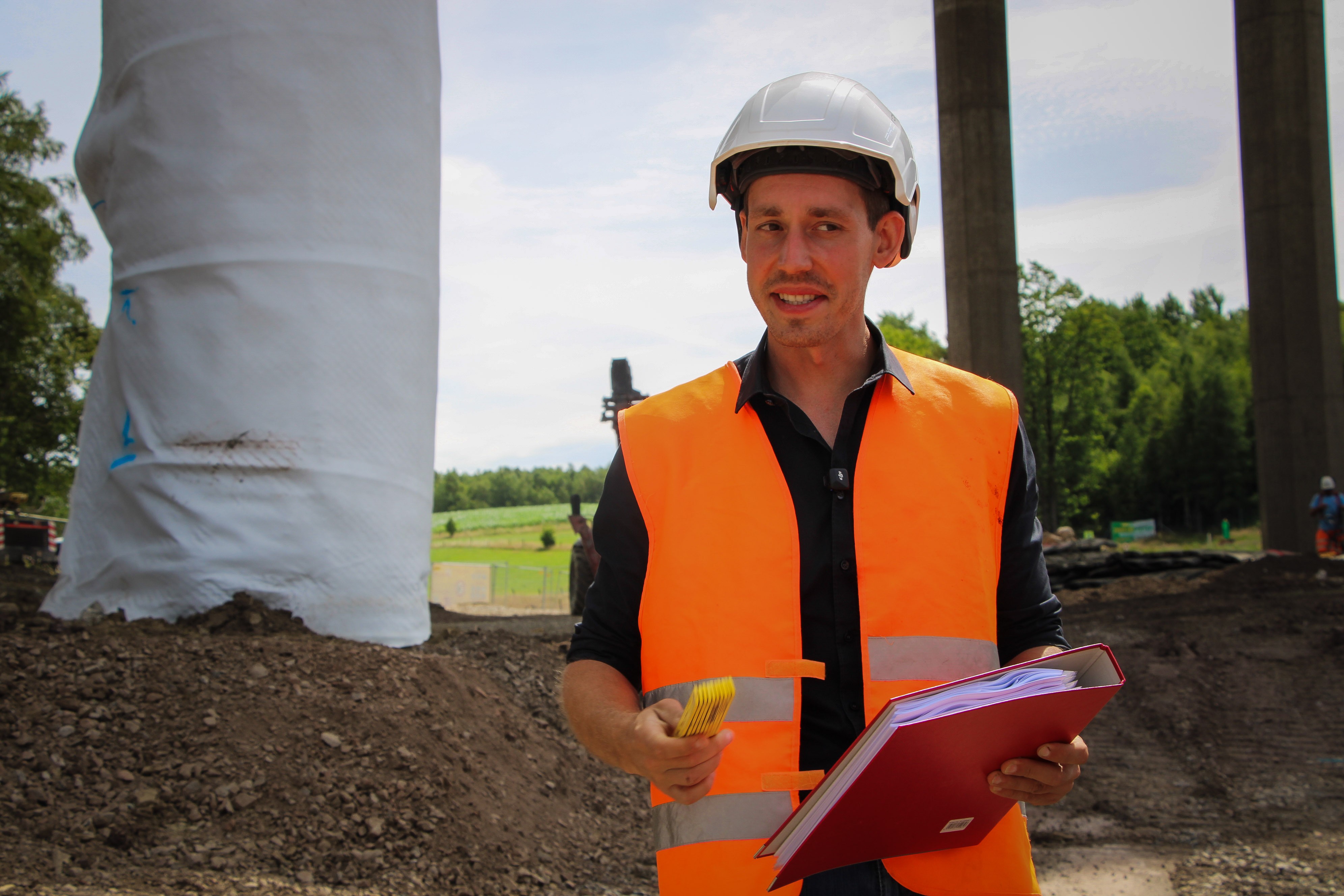 Sprengmeister Stefan Gräßle (Foto) und sein Team bereiten das Teilbauwerk der Brücke auf die Sprengung vor. von Lorena Klein