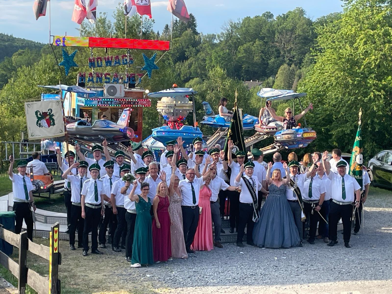 Mit einer stattlichen Abordnung besuchte die Schützenbruderschaft Dünschede das Hochfest der Albaumer. Dass dabei das Kinderkarussell auf seine Funktionalität getestet wurde, versteht sich fast selbst. von privat