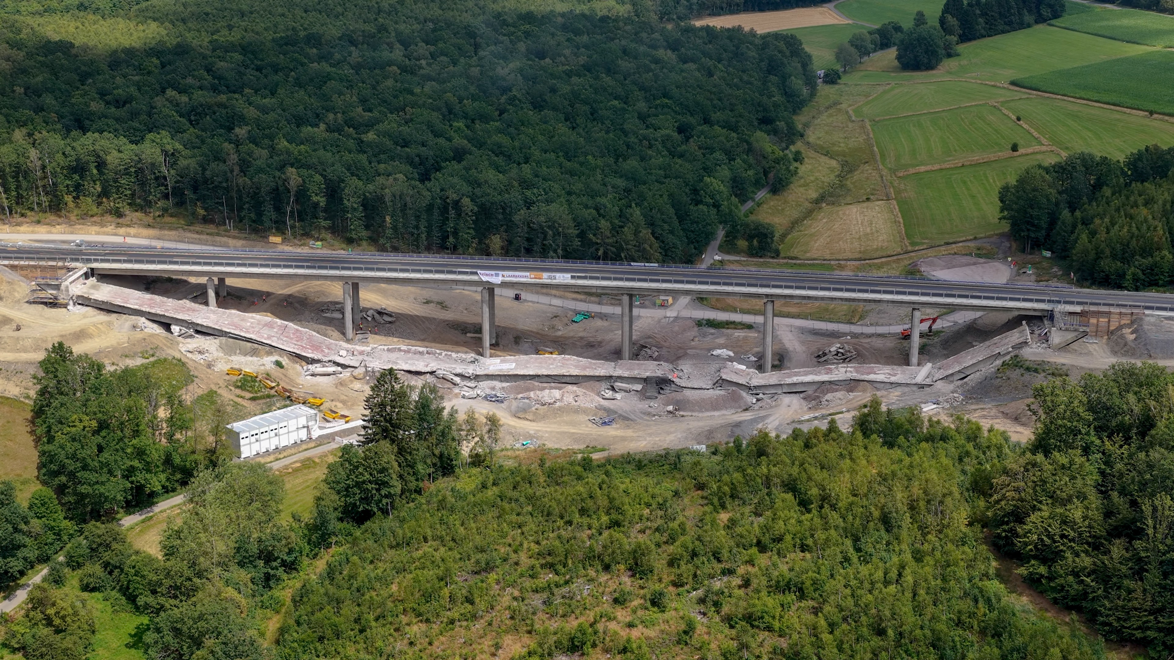 Zwei Anläufe hat es am Sonntag, 19. Juli, gebraucht, um das erste Teilbauwerk der A 45-Talbrücke Ottfingen komplett zu sprengen. von Autobahn Westfalen