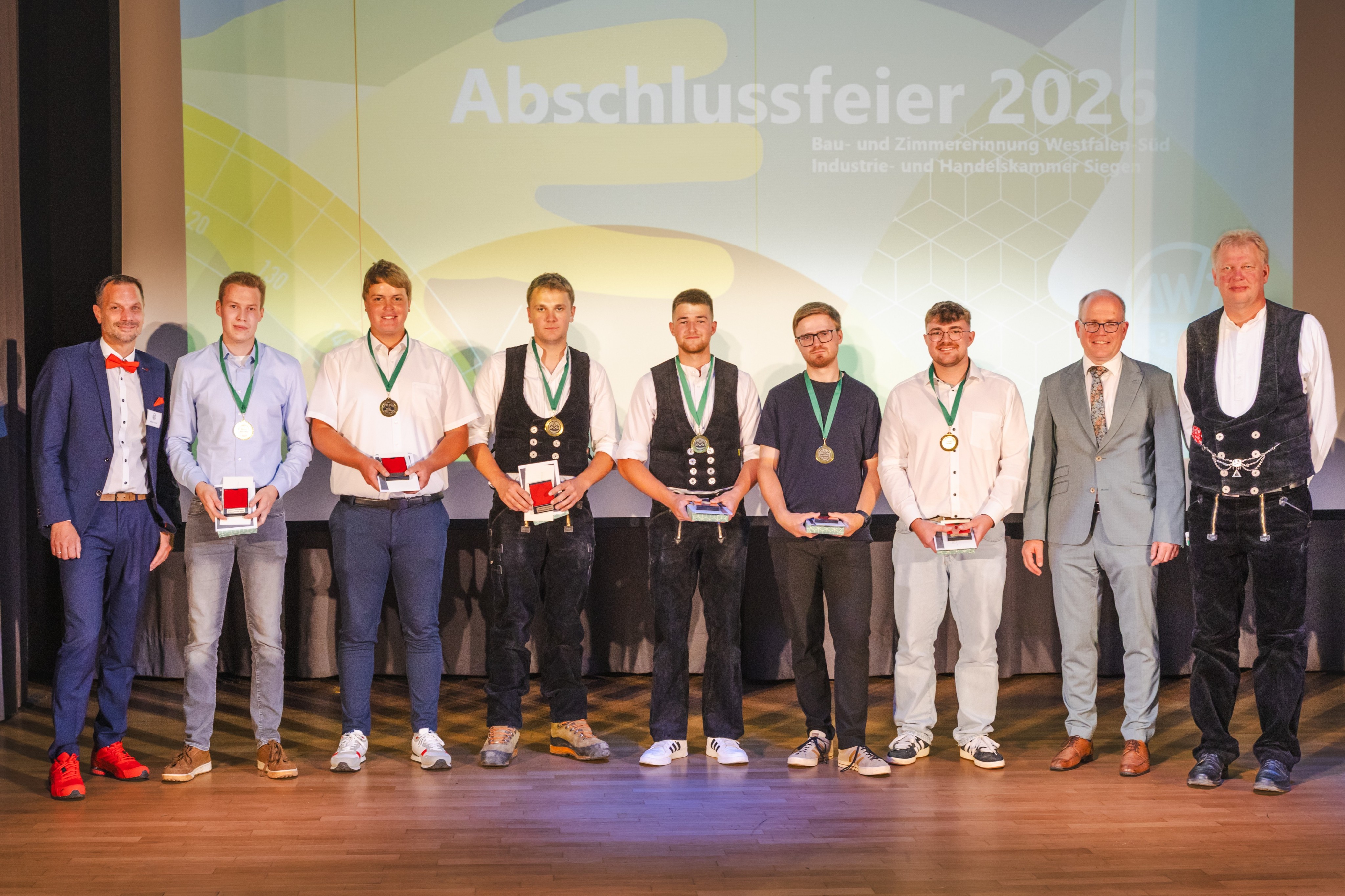 Ehrung der Prüfungsbesten: (v.l.n.r.) Heiko Schmid, Geschäftsführer AWZ Bau, Simon Stiesberg (Straßenbauer), Kilian Vogt (Straßenbauer), Jakob Stimpel (Zimmerer), Jannik Schneider (Zimmerer), Leonard Trelle (Beton- und Stahlbetonbauer), Lukas Bügler (Maurer), Stephan Hundhausen, Obermeister der Bauinnung Westfalen-Süd, Matthias Dickel, Obermeister der Zimmererinnung Westfalen-Süd von Britta Krämer