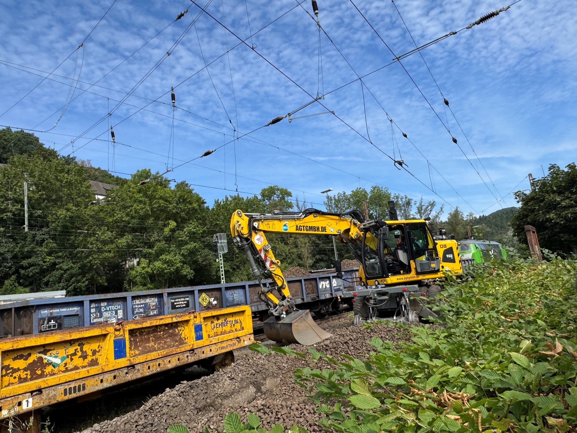 Der Altenhundemer Bahnhof ist derzeit verwaist: Aufgrund von Bauarbeiten fahren keine Züge. In einem Schreiben informiert die Deutsche Bahn die Anwohner über die Arbeiten und bittet um Verständnis aufgrund von Lärmbelästigungen vor allem auch nachts. von Kerstin Sauer