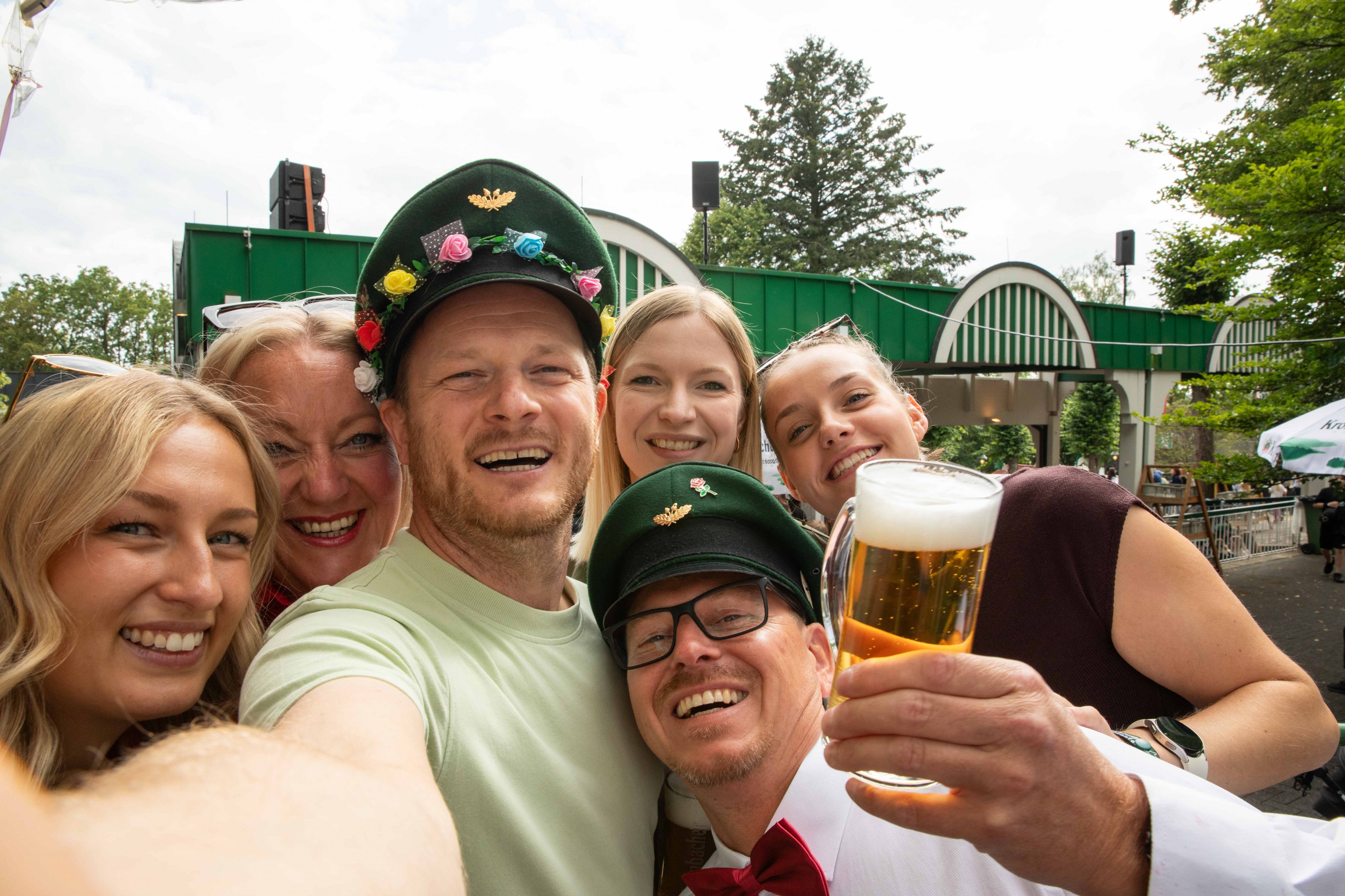Die Krombacher Brauerei und LokalPlus suchen die schönsten Schützenfest-Momente 2026. von Krombacher Brauerei