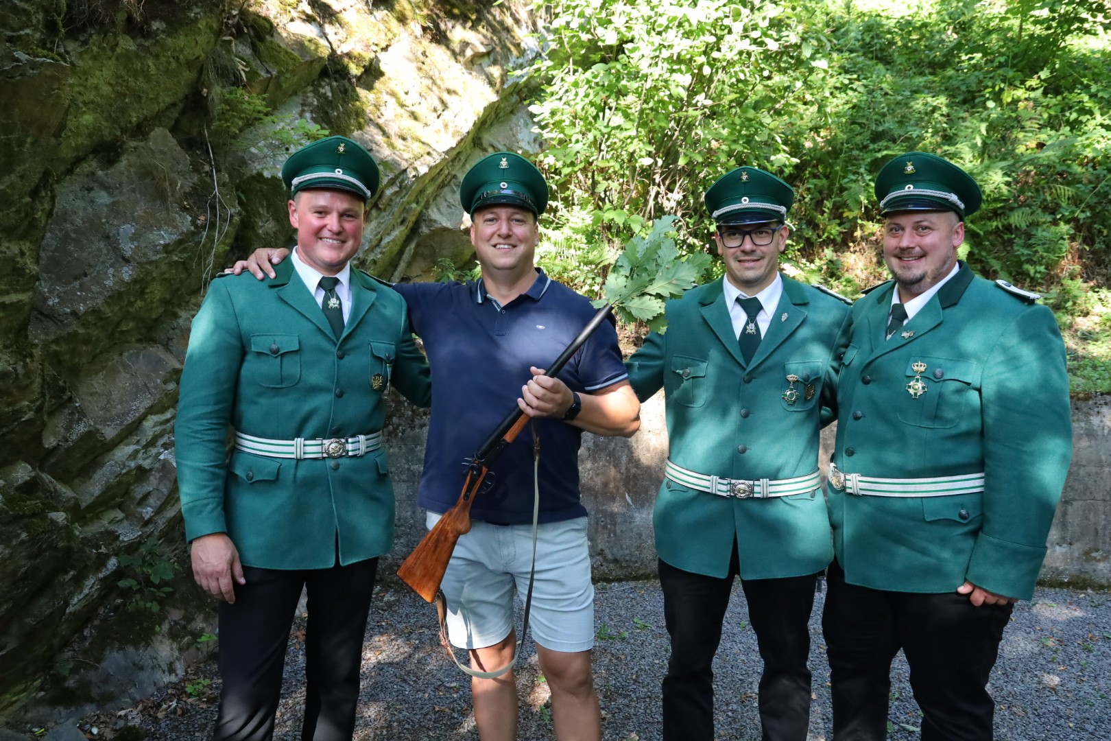 Der neue Schützenkönig Jens Thierbach (2.v.l.) mit den drei Mitbewerbern. von Thomas Fiebiger