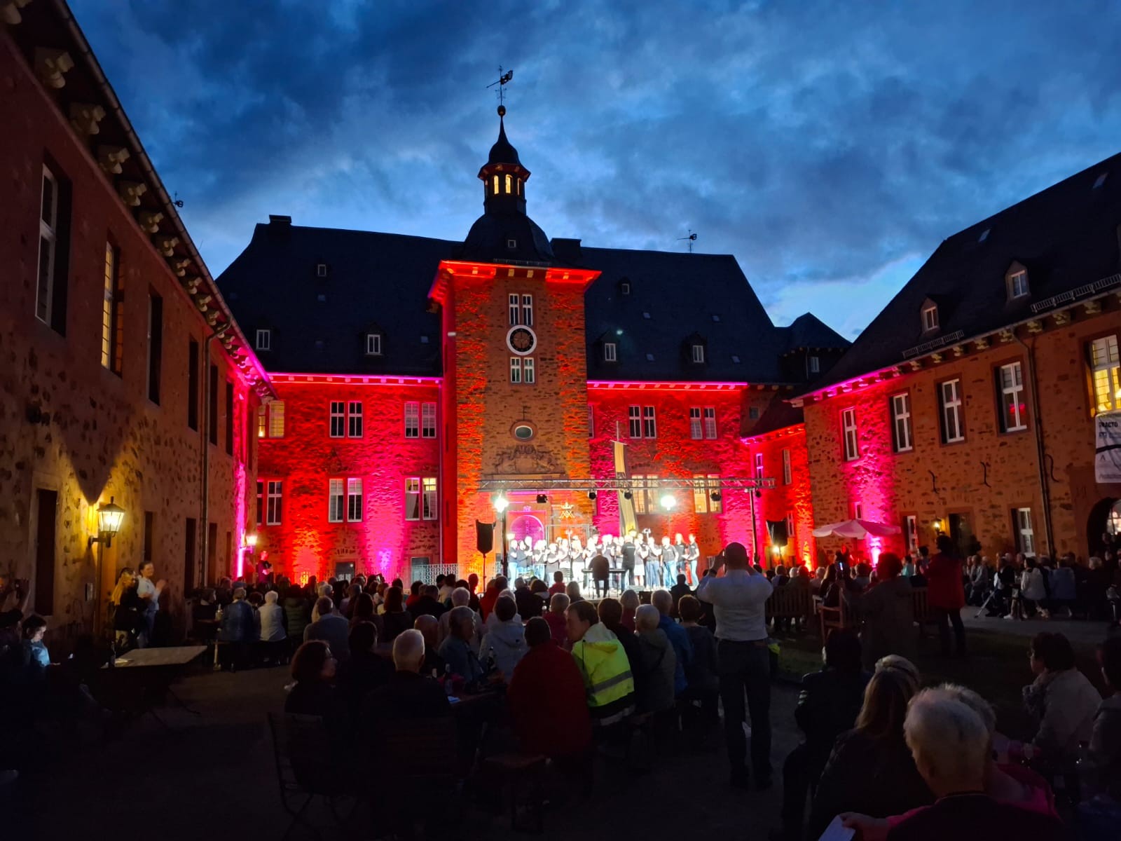 Vor der wunderbaren Kulisse der Oberhundemer Adolphsburg findet wieder ein Konzert statt. von privat
