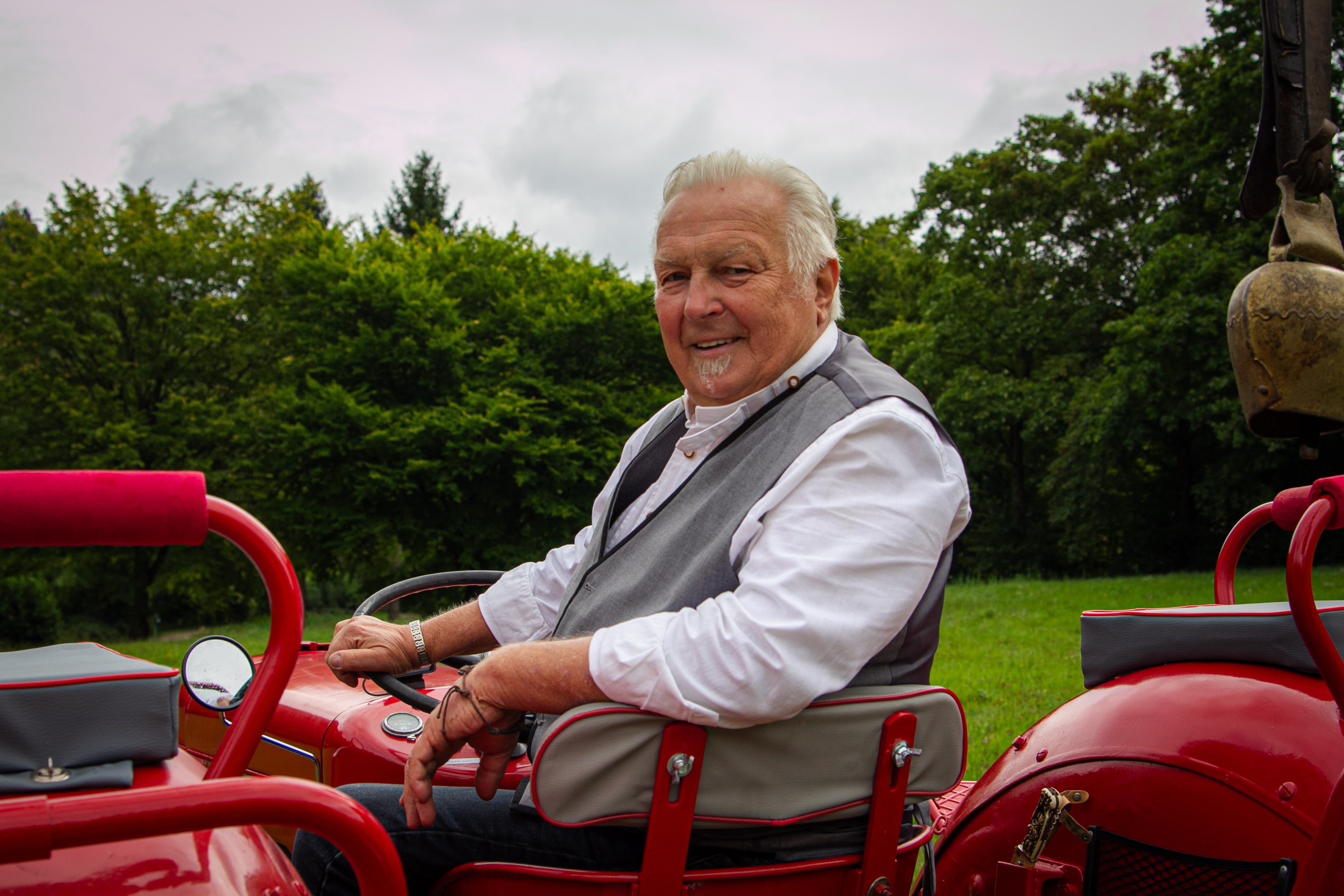 In die Restauration seines Massey Ferguson MF30 hat Jürgen Guse aus Oberhundem viel Herzblut gesteckt. Nun sieht der mehr als 60 Jahre alte Trecker wieder frisch und stilecht aus. Schon bald geht es zur Oldie-WM nach Österreich. von Lorena Klein