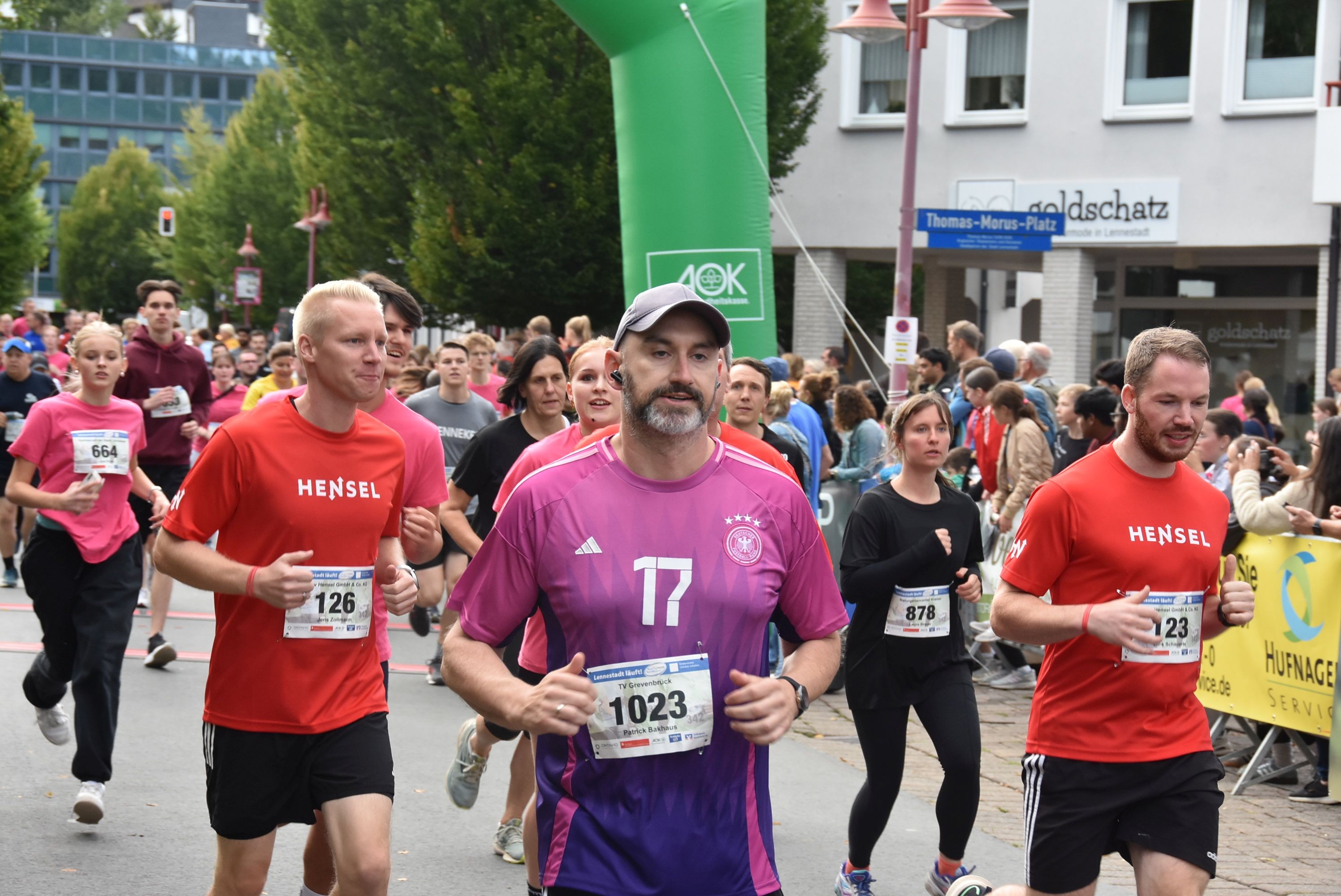 Zahlreiche Sponsoren sind am Veranstaltungstag selbst dabei und gehen mit großen Firmenteams und eigenen Laufshirts oder eigens gestylten Outfits an den Start. von privat