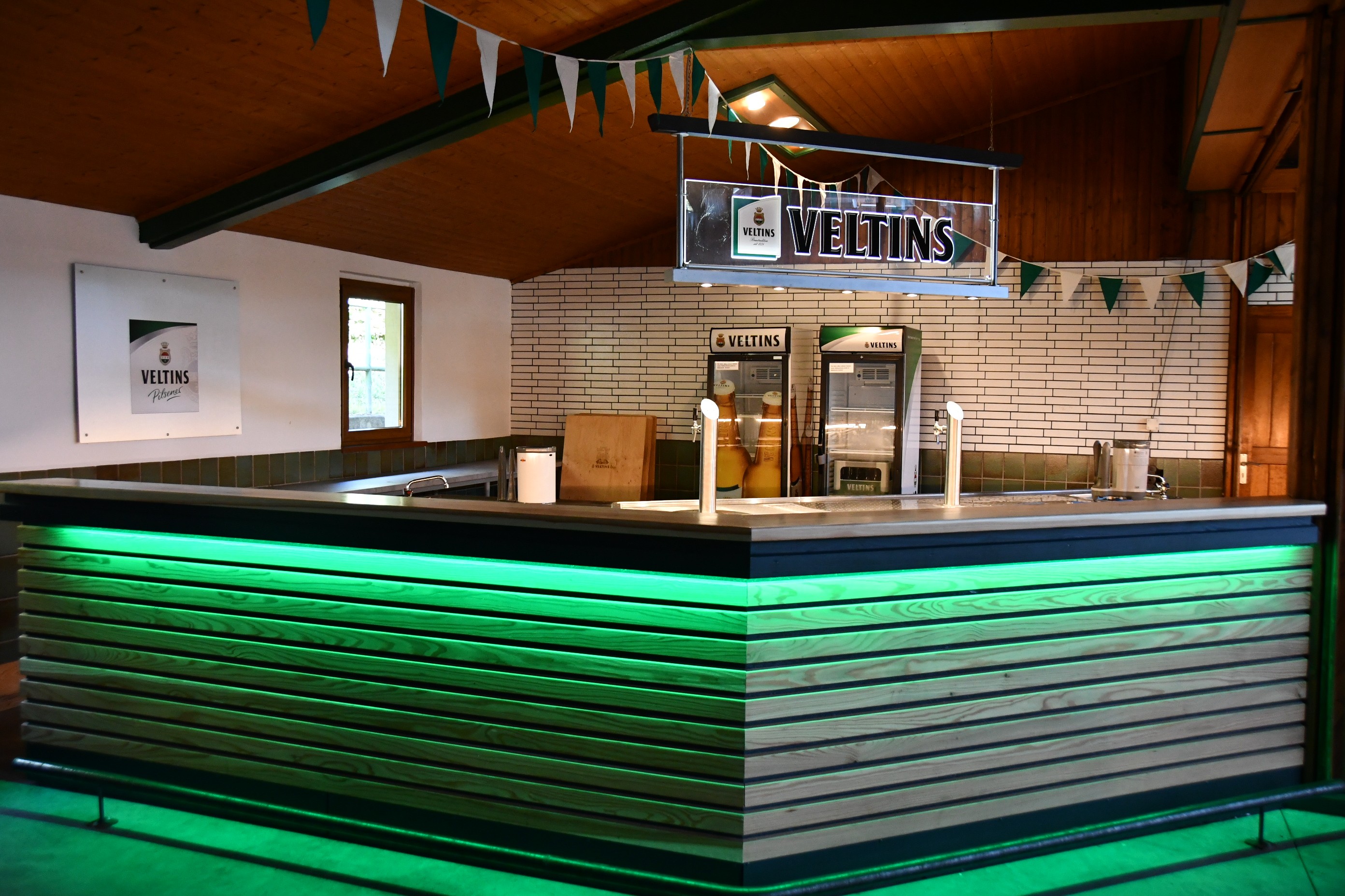 Seit vergangenem Jahr bildet die neue Theke einen Mittelpunkt in der Halle. von Nicole Voss
