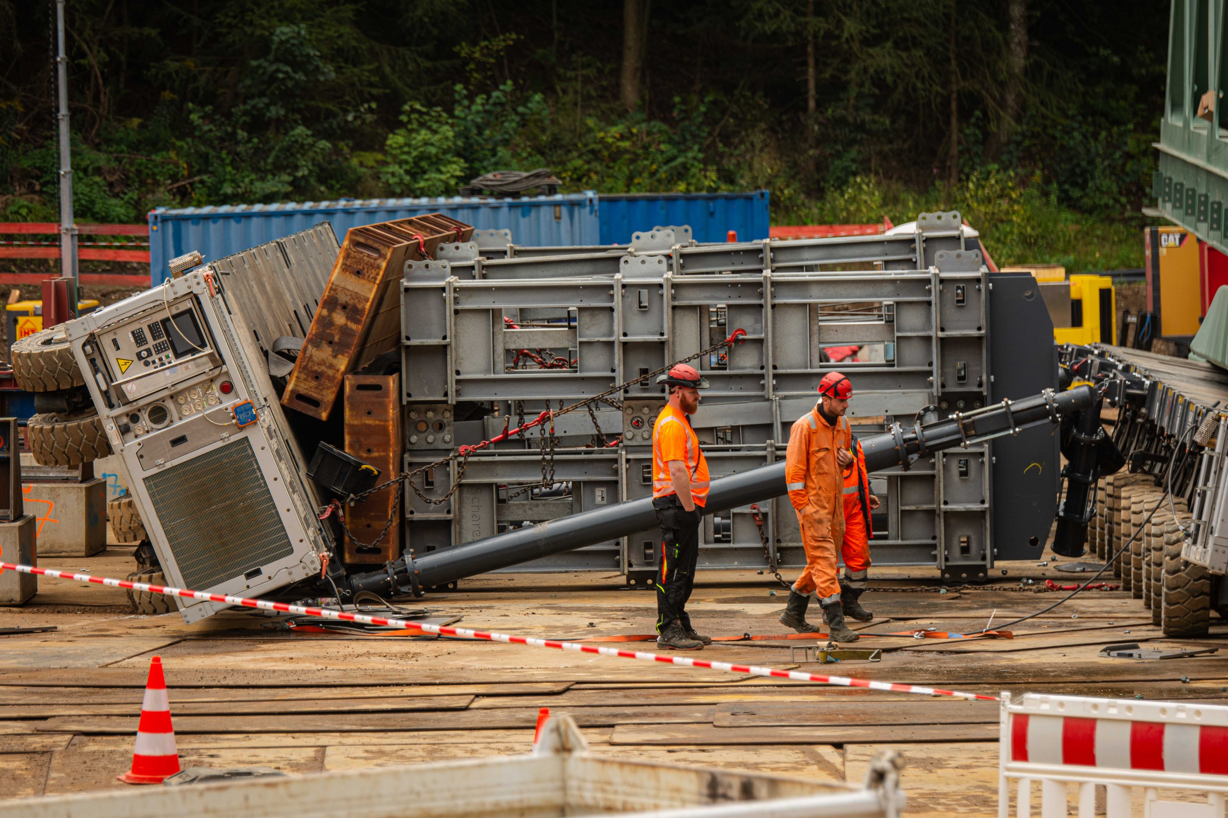 Der geplante Einhub der neuen Bahnbrücke in Kirchhundem ist missglückt. von Nils Dinkel