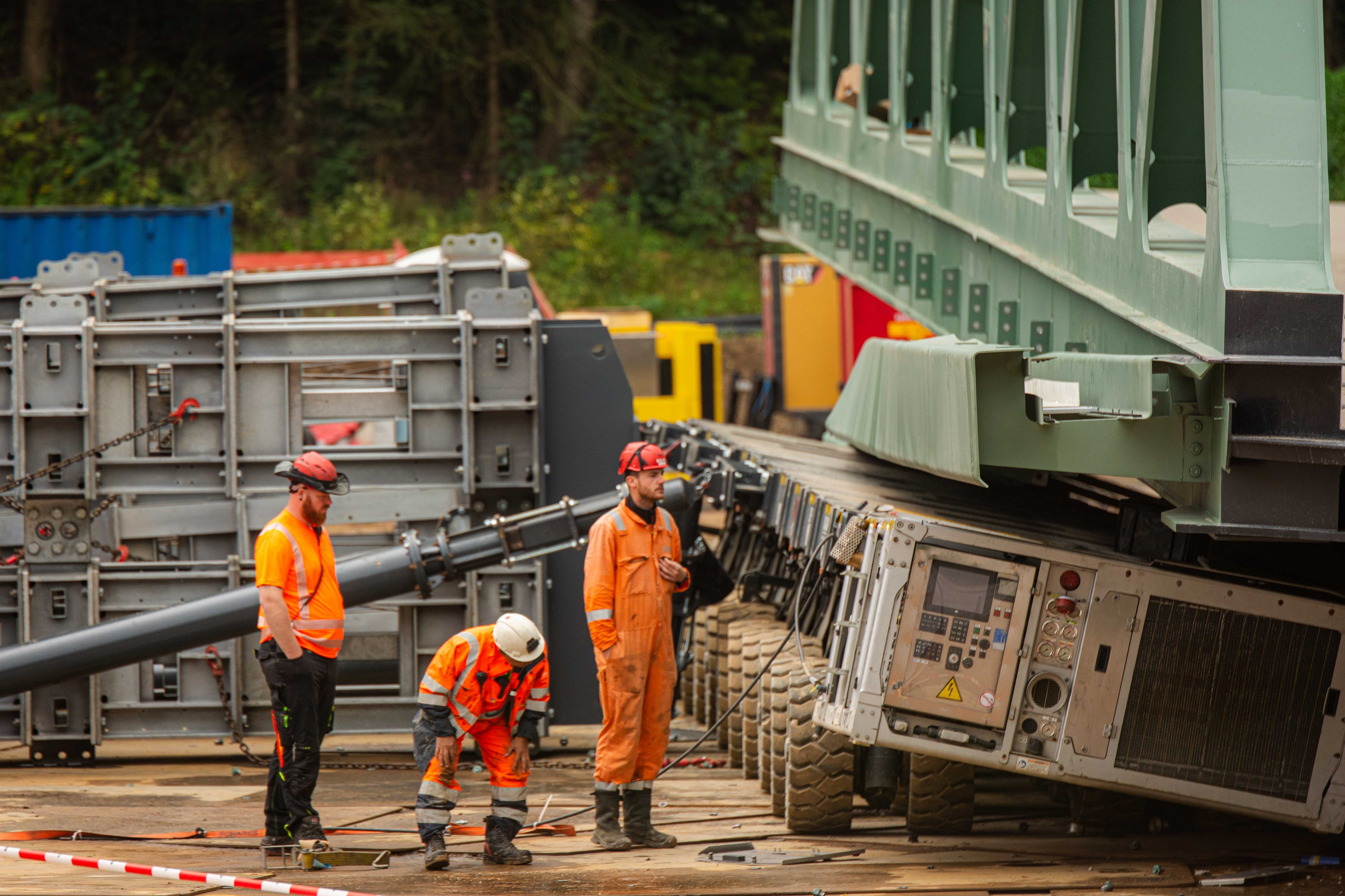 Der geplante Einhub der neuen Bahnbrücke in Kirchhundem ist missglückt. von Nils Dinkel