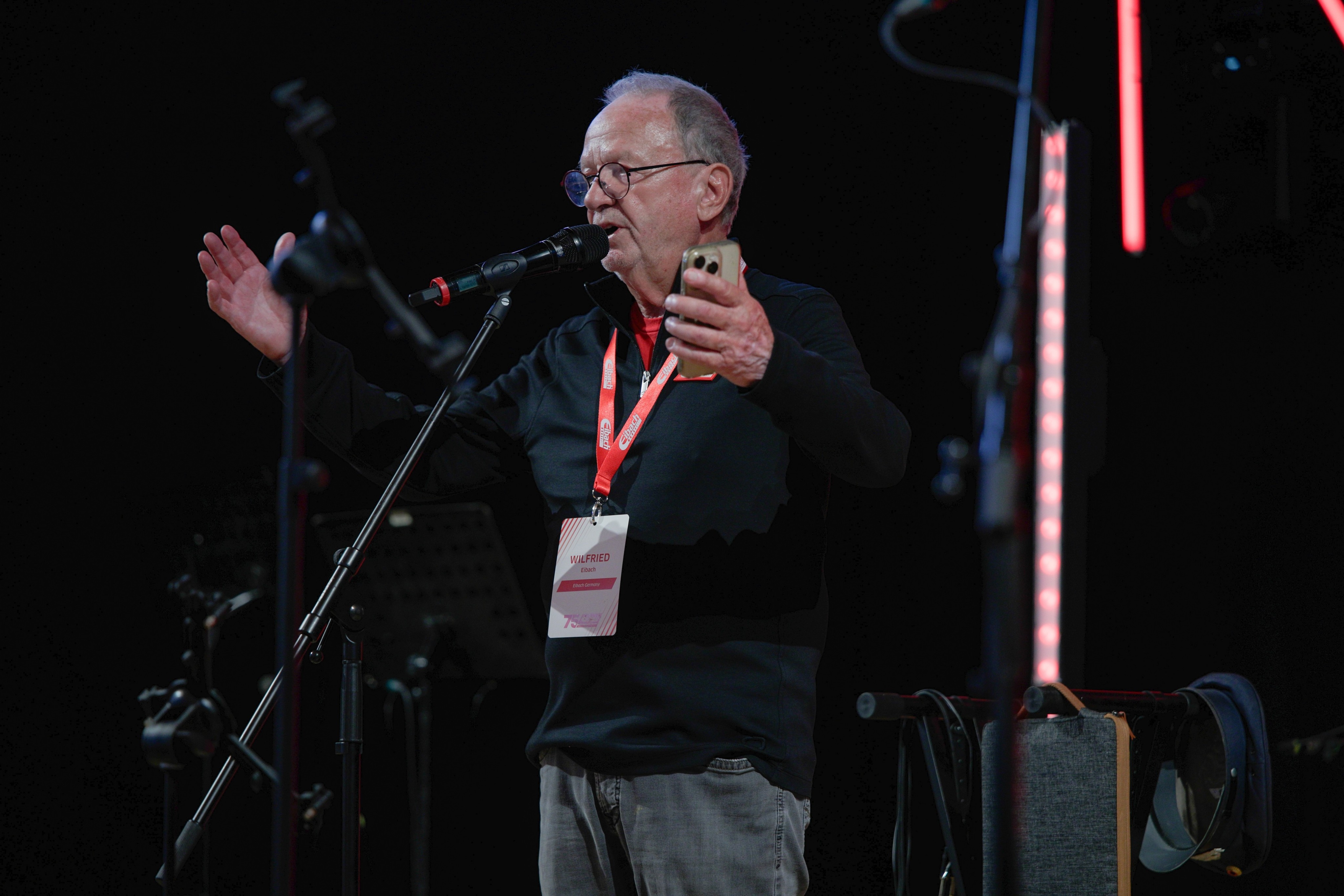 Wilfried Eibach bei seiner Ansprache. von Heinrich Eibach GmbH