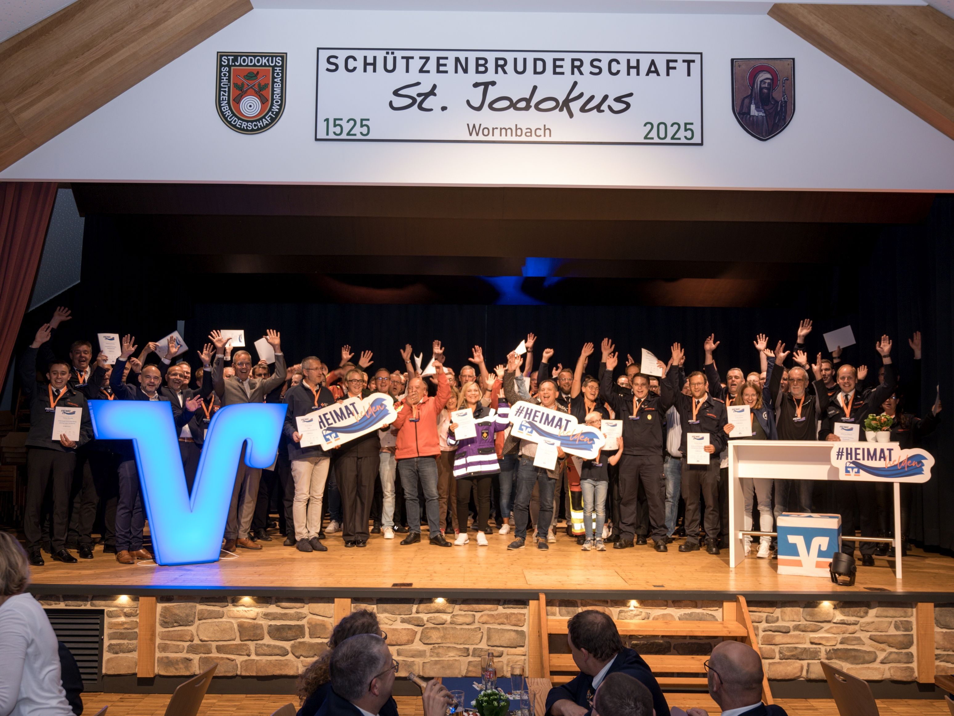 Die Heimathelden aus dem Sauerland wurden für ihr herausragendes ehrenamtliches Engagement von Dr. Florian Müller und Bernd Griese vom Vorstand der Volksbank Sauerland gewürdigt. von Volksbank Sauerland