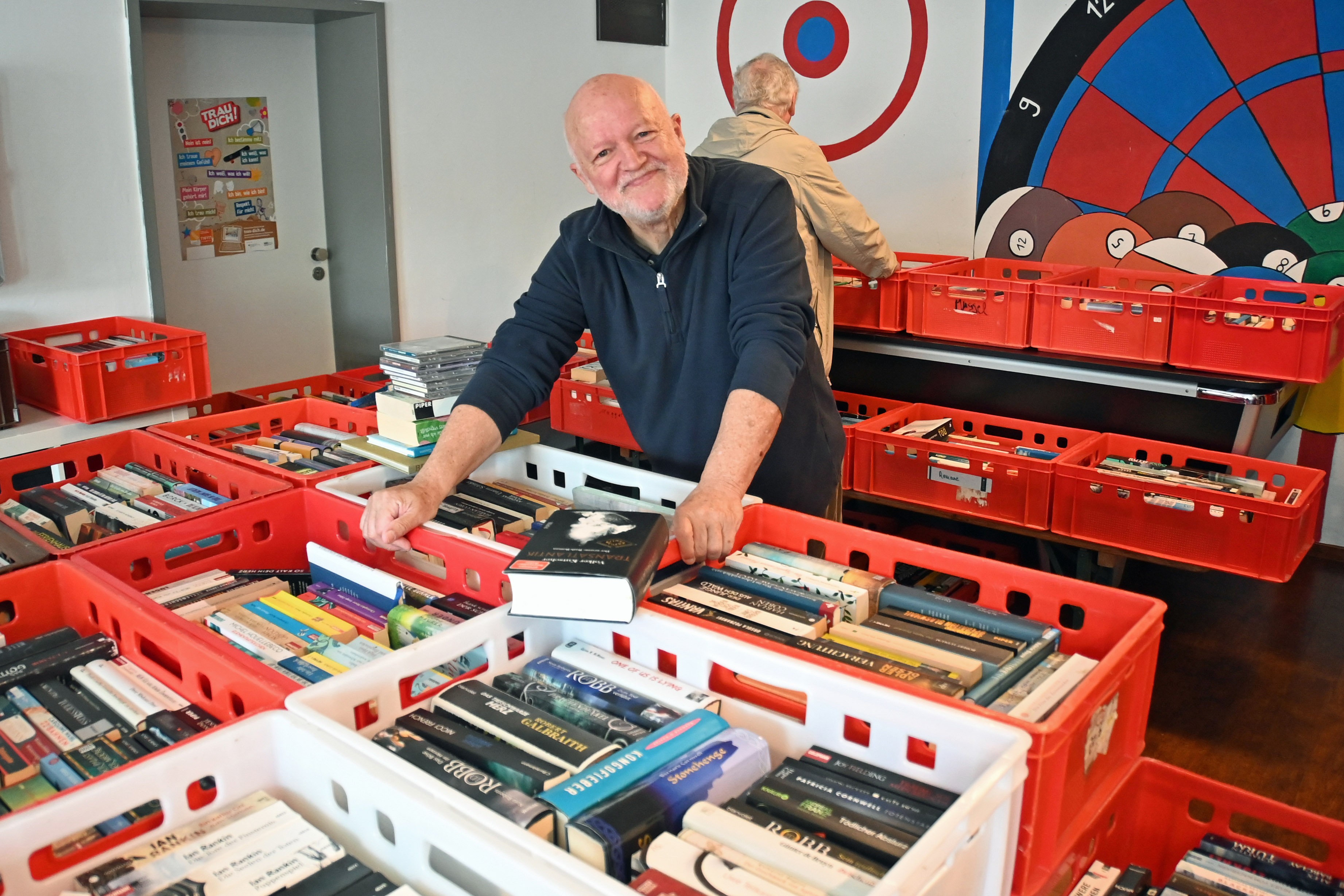 Das Buchantiquariat bietet ca. 12.000 Titel. von Aktion Muggelkirmes