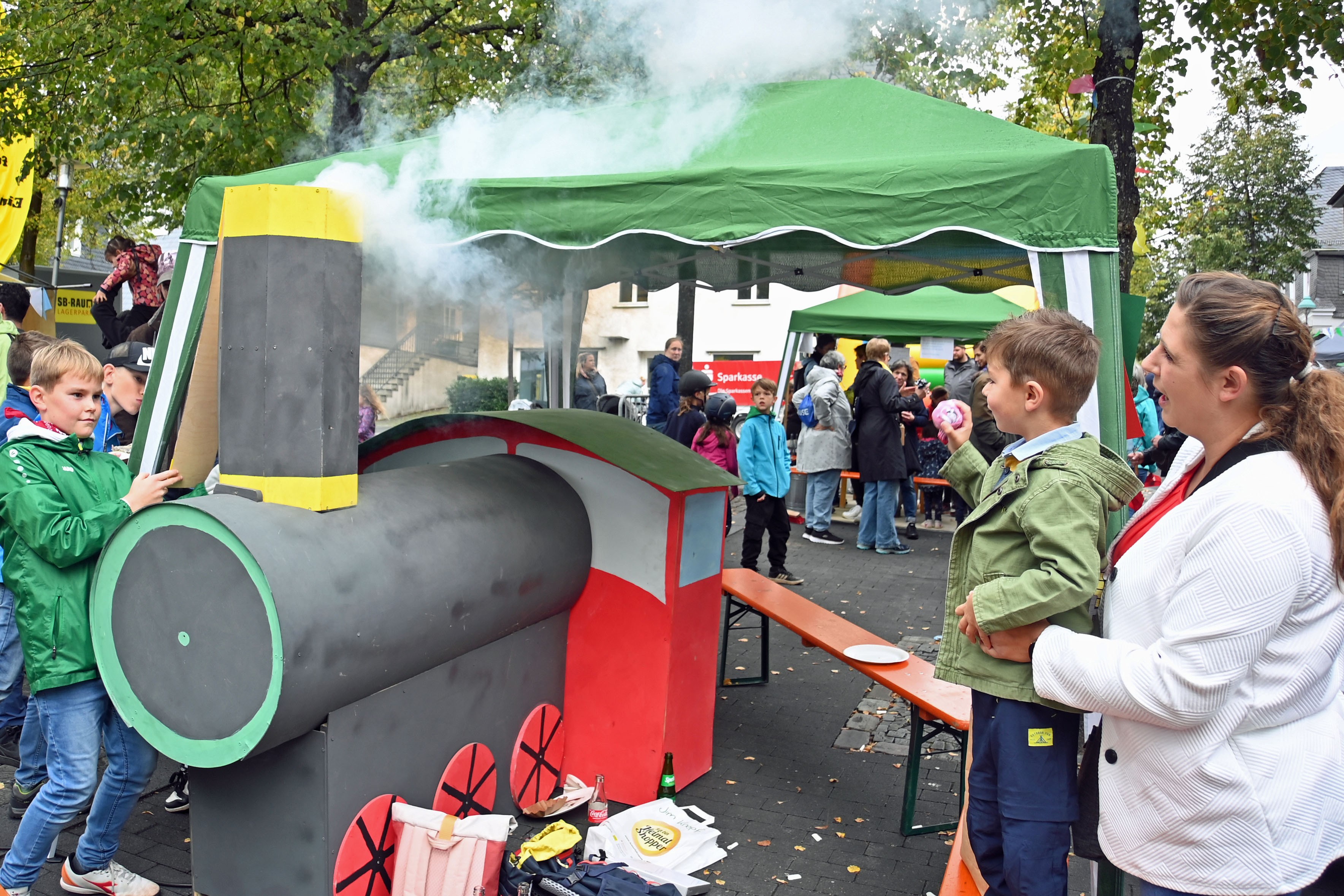 Alle Spielstände sind selbst gebaut und liebevoll bemalt. von Aktion Muggelkirmes