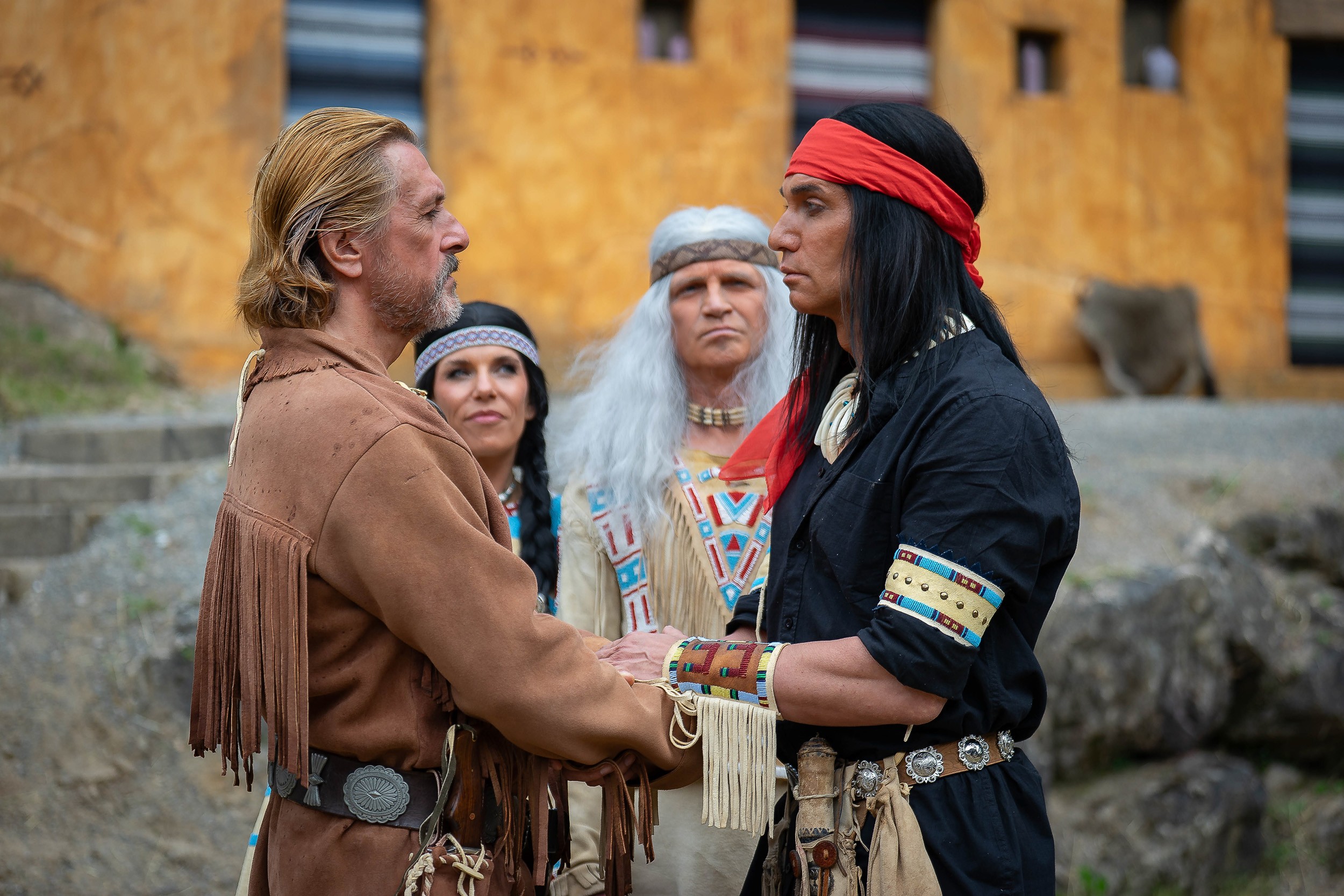 Winnetou (Jean-Marc Birkholz) und Old Shatterhand (Thomas Koziol) werden Blutsbrüder. von Elspe Festival / Jenny Photography