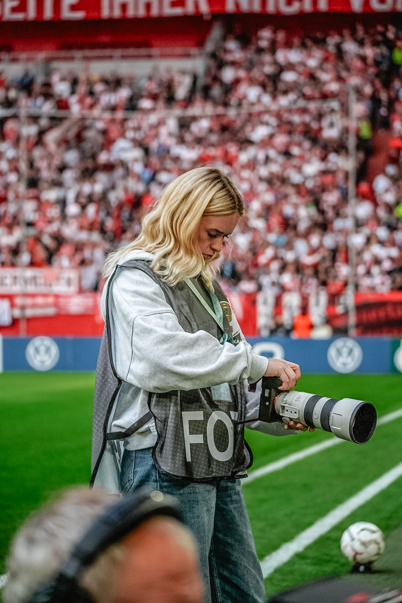 Hedda Henneke ist 23 Jahre alt und lebt in Wenden. Sie träumt davon, regelmäßig Fotos im Profi-Fußball aufnehmen zu können. von Michel Berndsen