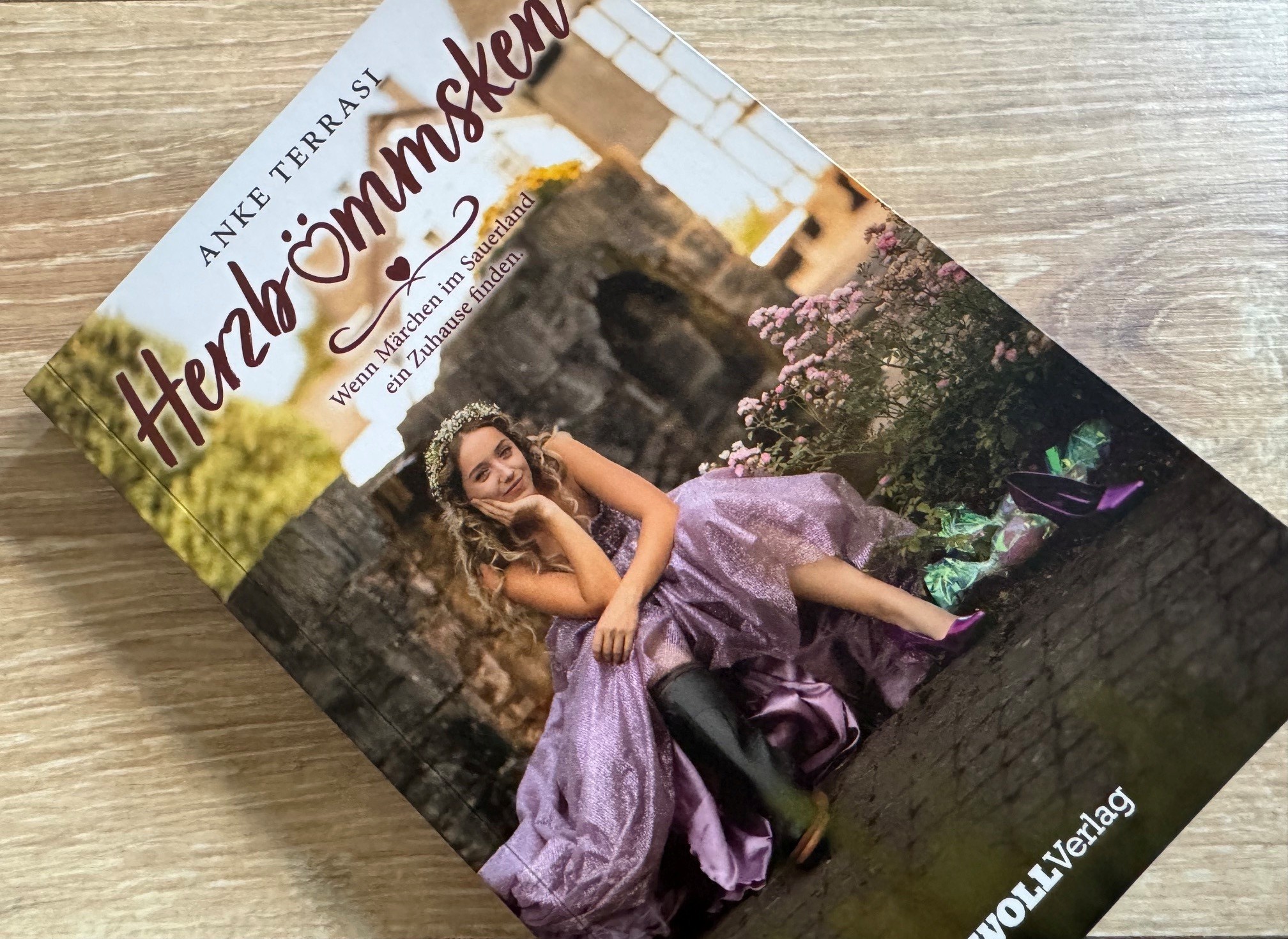 Der Roman „Herzbömmsken - Wenn Märchen im Sauerland ein Zuhause finden“ von Anke Terrasi ist im WOLL-Verlag erschienen. von Kerstin Sauer
