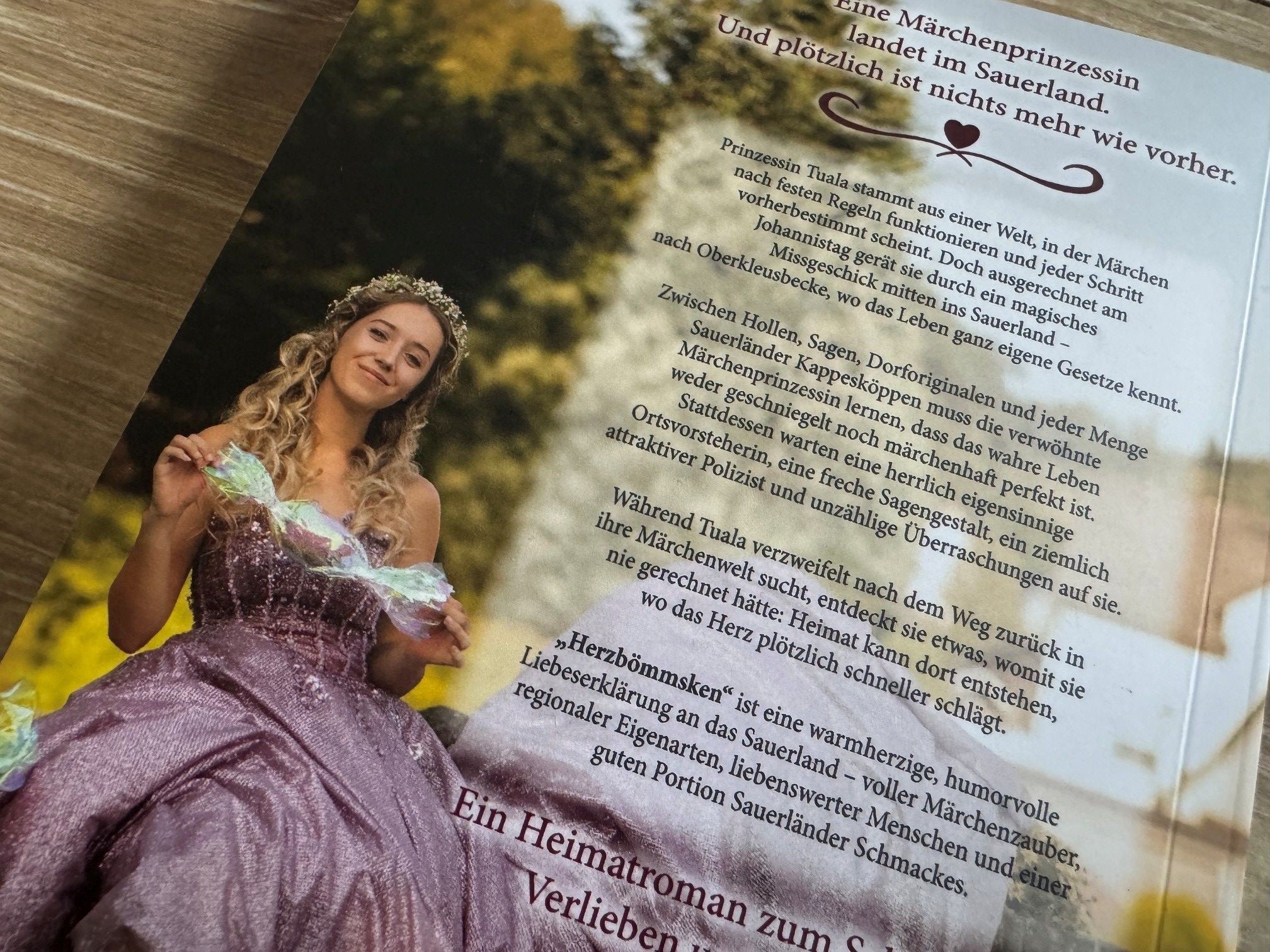 Eine Geschichte zwischen Glaspantoffeln und Gummistiefeln: „Herzbömmsken“ erzählt die Geschichte von Prinzessin Tuala, die in den Brunnen fällt und ins Sauerland purzelt. von Kerstin Sauer