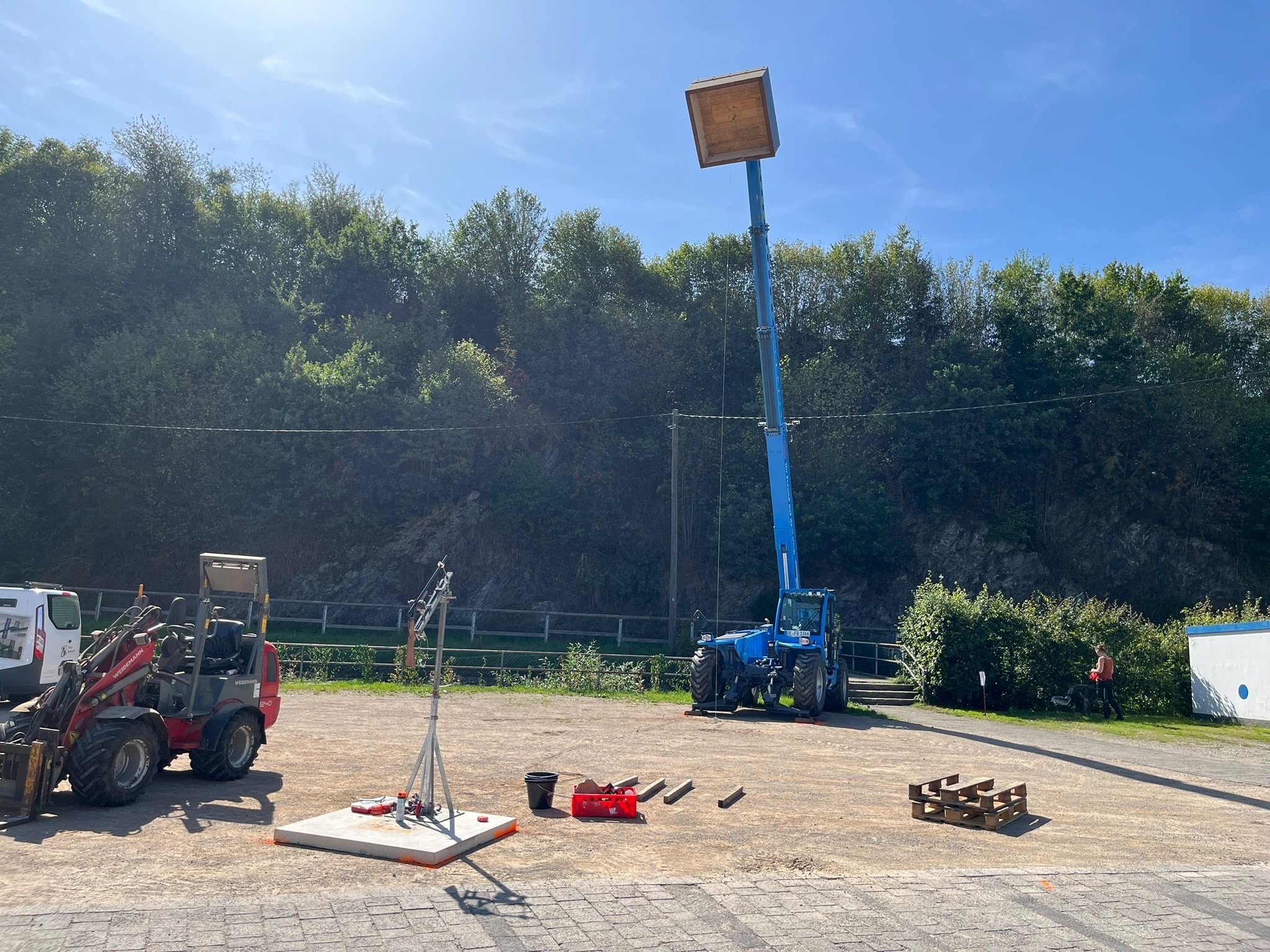 Die mobile Vogelstange wurde aufgebaut, abgenommen und wieder abgebaut. Am Donnerstag, 24. September, muss sie millimetergenau an dieser Stelle wieder errichtet werden - hier entscheidet sich dann, wer die neuen Kreisregenten werden. von Schützenverein Elspe