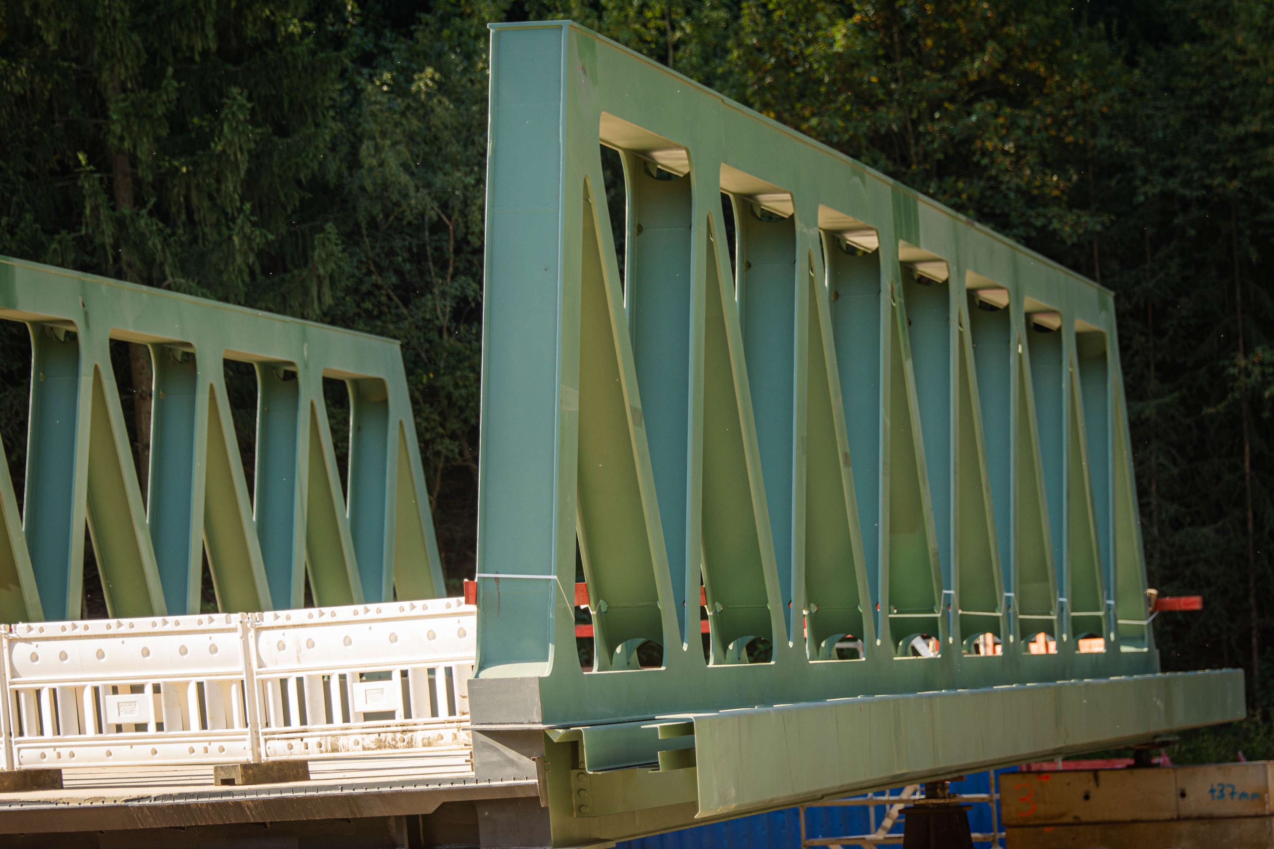 Die Bahnbrücke in Kirchhundem ist in ihre Herstelllage gebracht worden. So sah es am Sonntag, 27. September 2026, auf der Baustelle aus. von Nils Dinkel