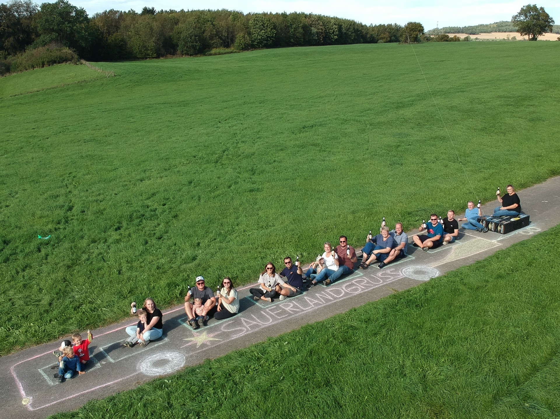 Die Nachbarschaft vom Breiten Hagen aus Röllecken hat am Fotowettbewerb „Gemeinschaft lebt“ von Sauerlandgruss Reisen und Krombacher teilgenommen. von privat